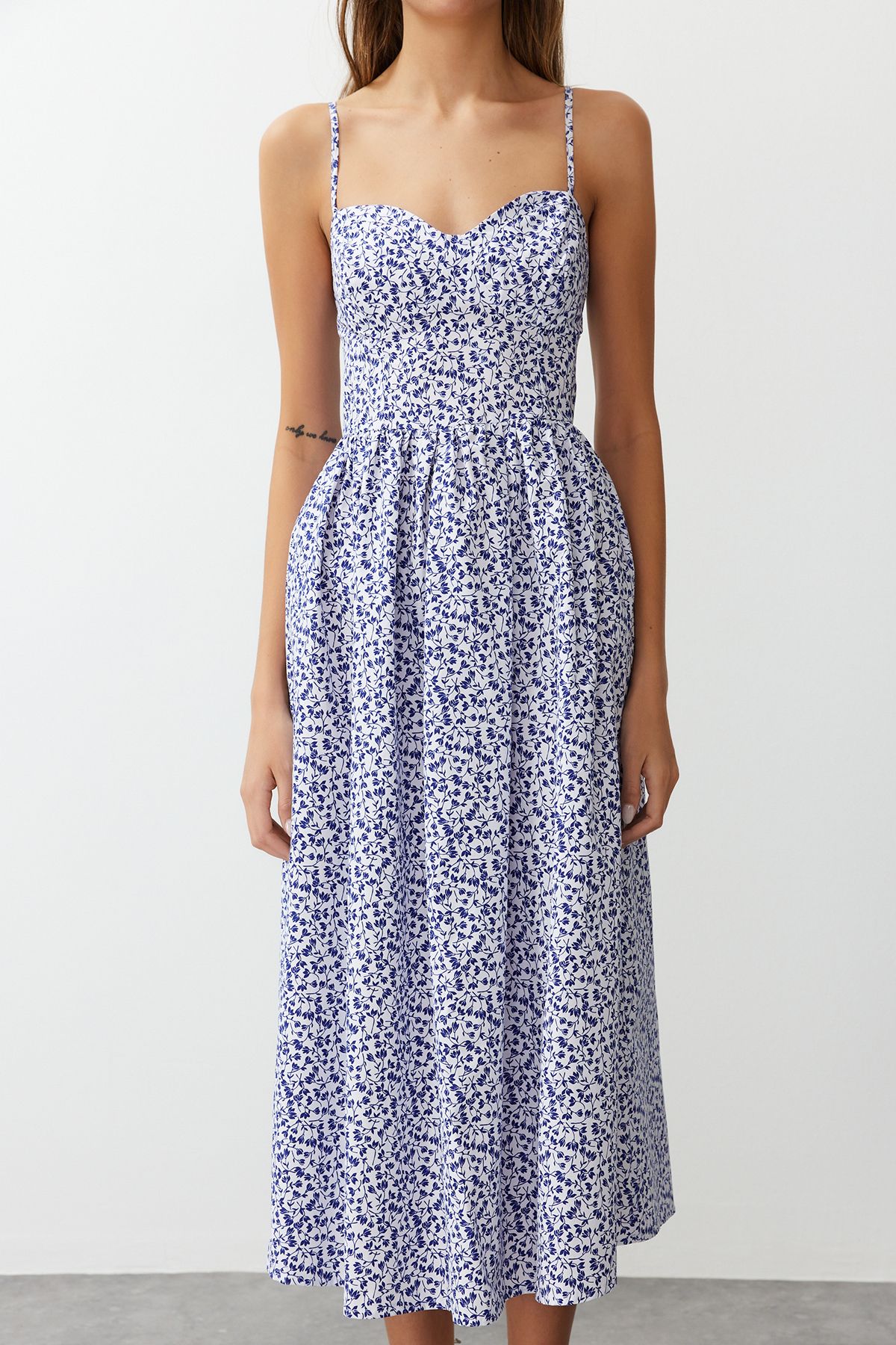 Trendyol Collection-Rochie maxi țesătă din popelin, cu decolteu în formă de inimă, cu imprimeu floral albastru TWOSS24EL00700 5