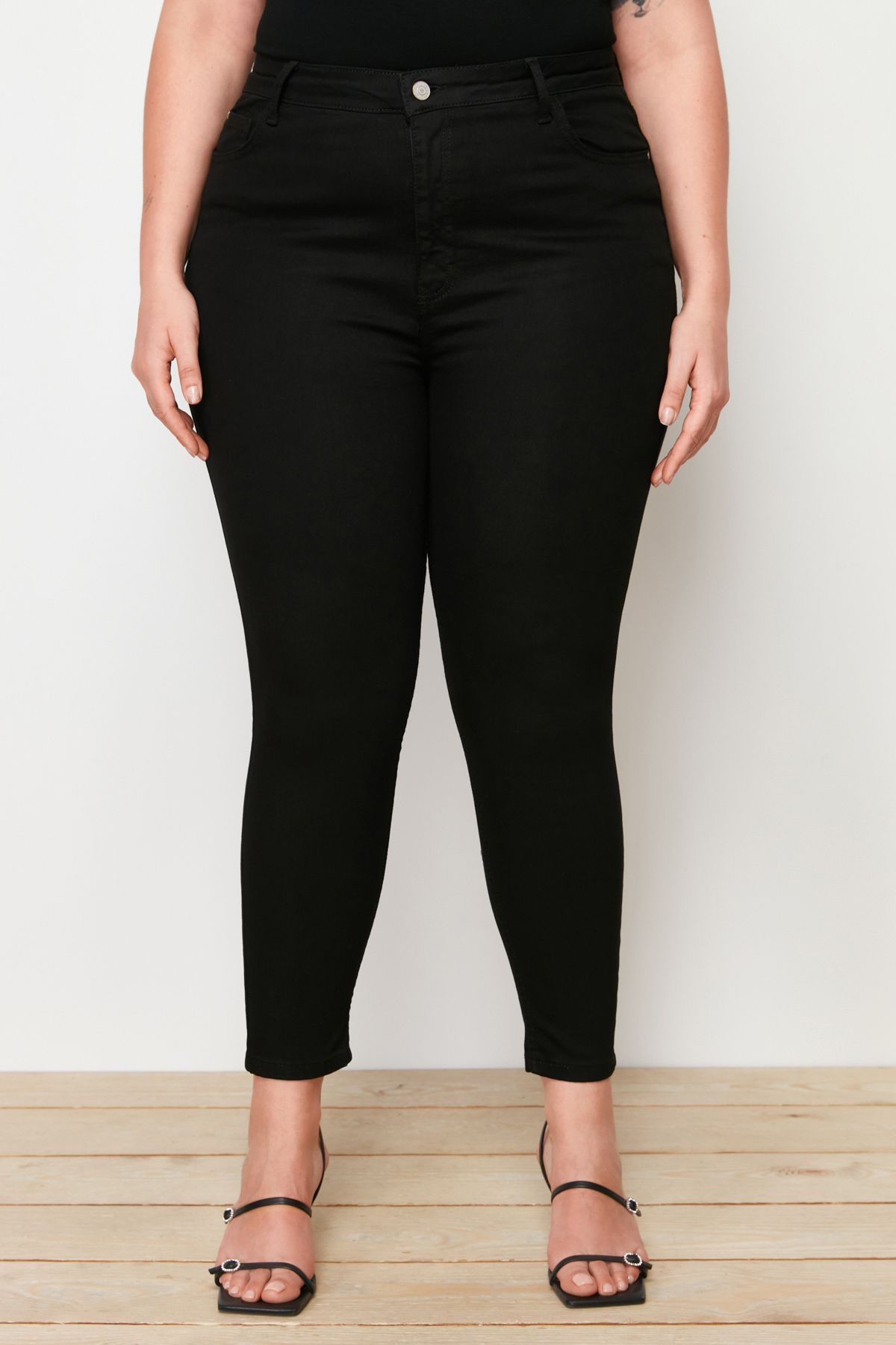 Trendyol Curve-Nicht verblassende schwarze, dehnbare Röhrenjeans mit hoher Taille TBBAW23CJ00061 4
