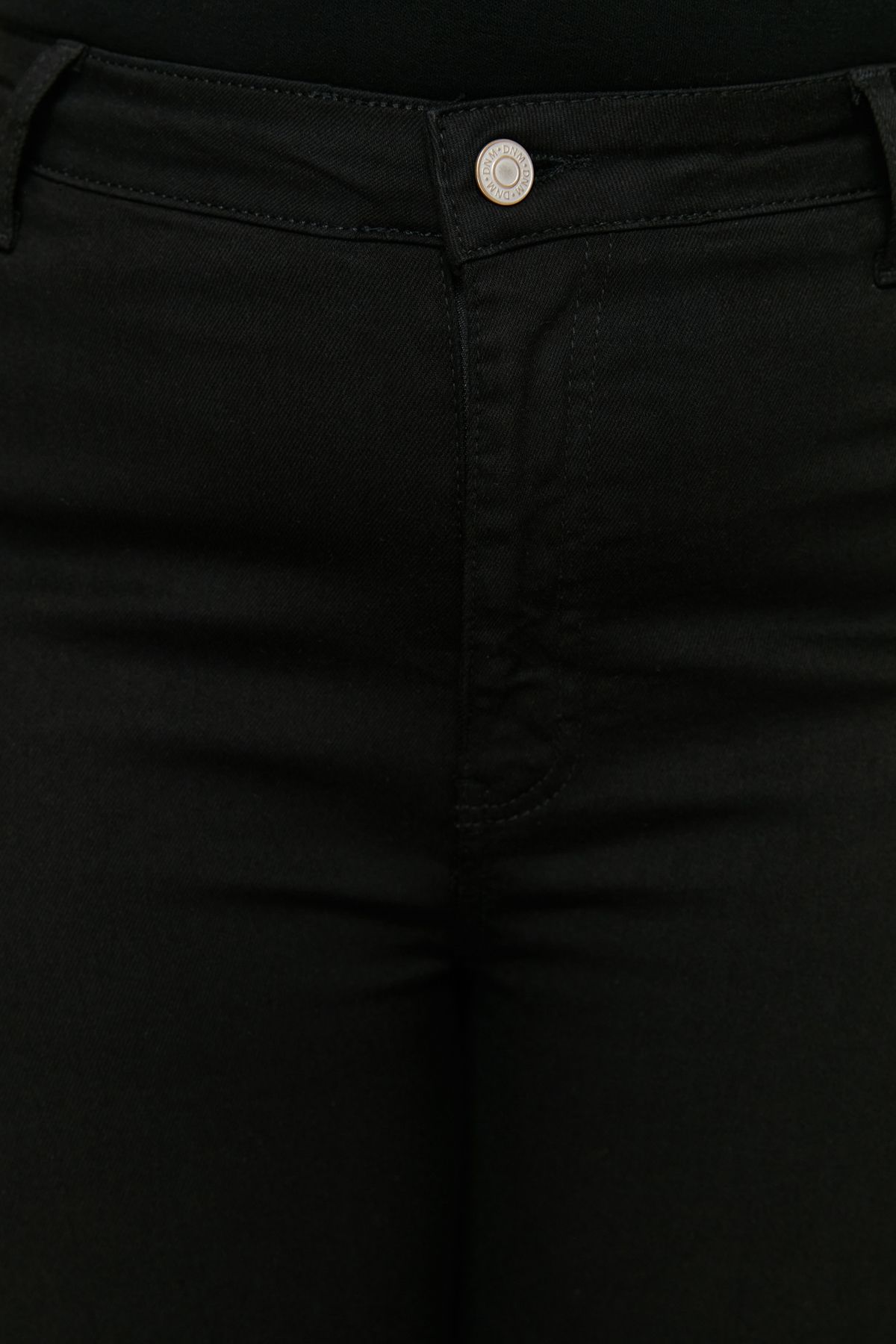 Trendyol Curve-Nicht verblassende schwarze, dehnbare Röhrenjeans mit hoher Taille TBBAW23CJ00061 5