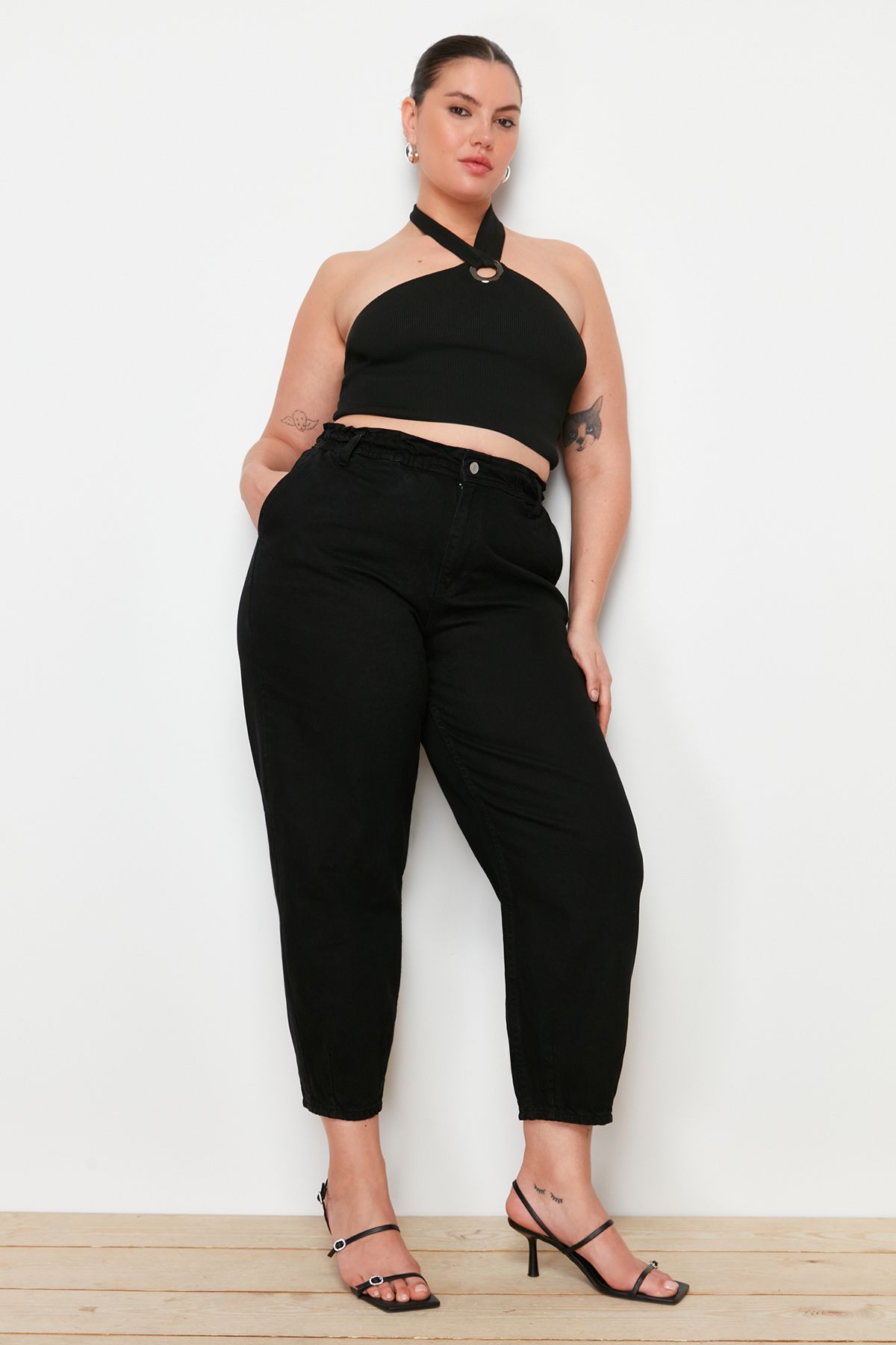 Trendyol Curve-Schwarze Mom-Jeans mit hoher Taille und detaillierten Taschen TBBAW23CJ00007 3