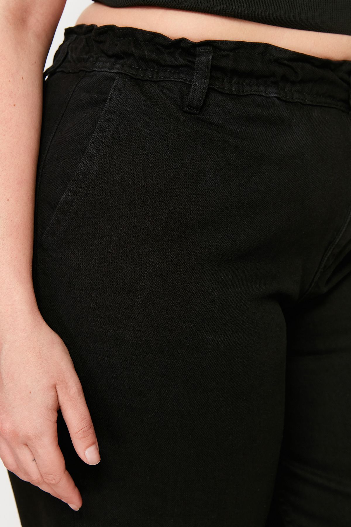 Trendyol Curve-Schwarze Mom-Jeans mit hoher Taille und detaillierten Taschen TBBAW23CJ00007 5