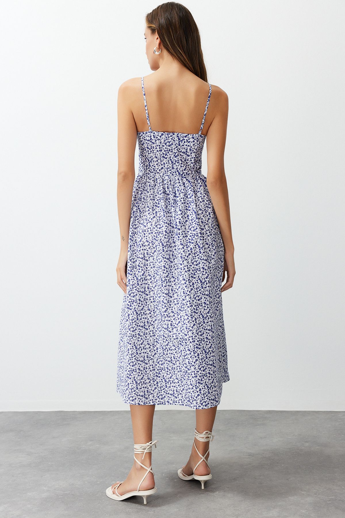Trendyol Collection-Rochie maxi țesătă din popelin, cu decolteu în formă de inimă, cu imprimeu floral albastru TWOSS24EL00700 6