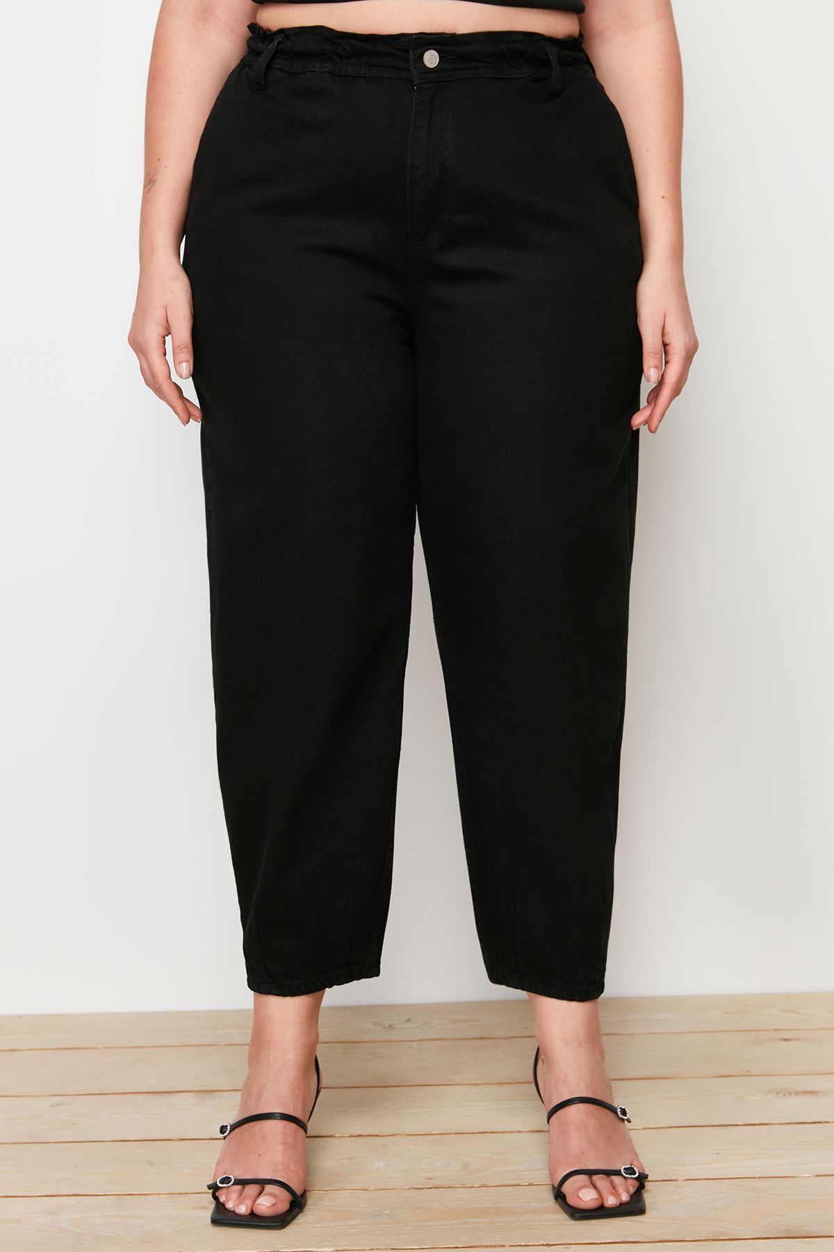 Trendyol Curve-Schwarze Mom-Jeans mit hoher Taille und detaillierten Taschen TBBAW23CJ00007 4