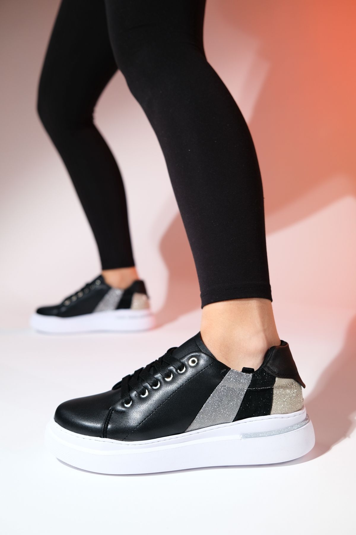 اسنیکر چند رنگ زنانه کفش ورزشی نقره ای سیاه و سفید تازه luvishoes