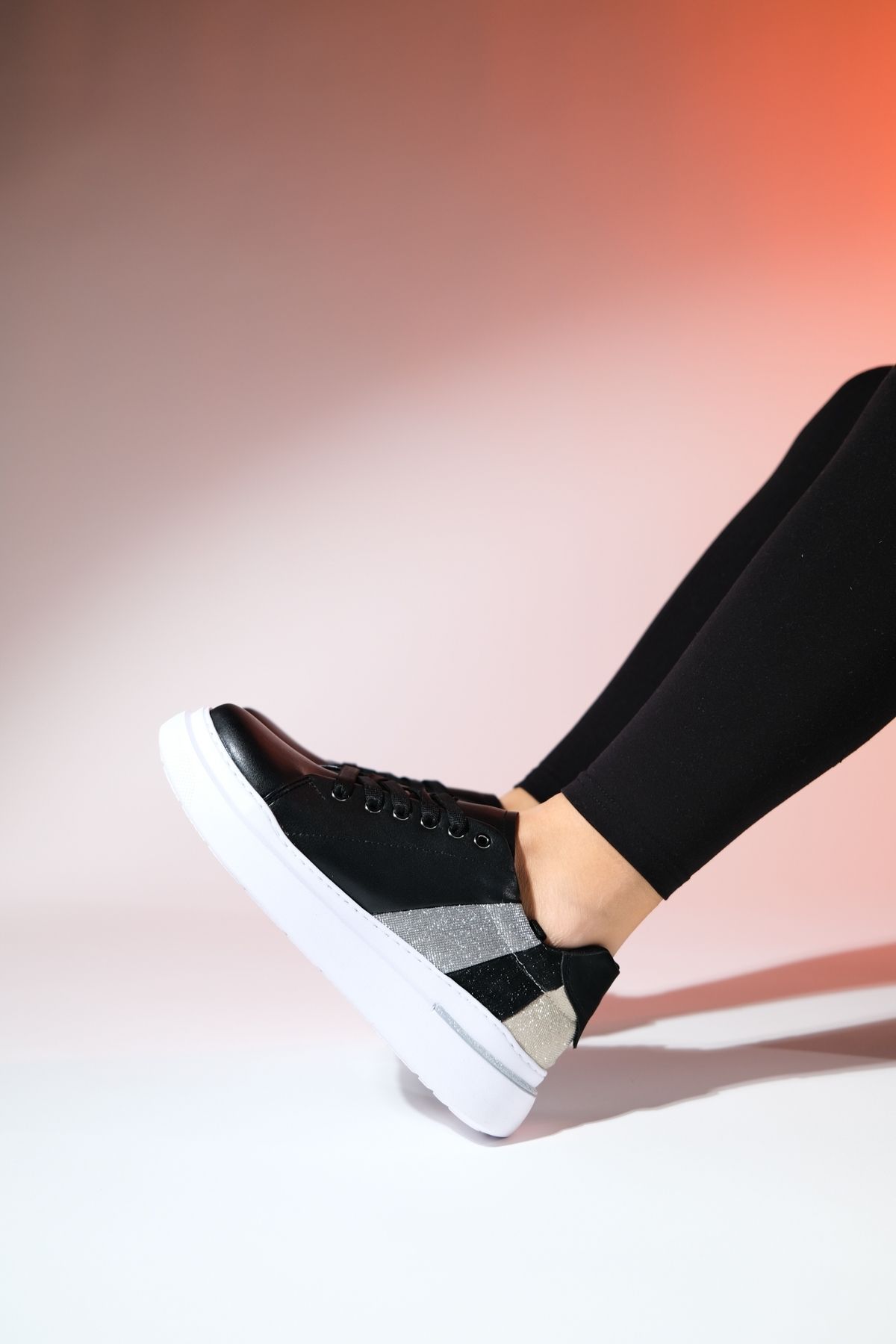 اسنیکر چند رنگ زنانه کفش ورزشی نقره ای سیاه و سفید تازه luvishoes