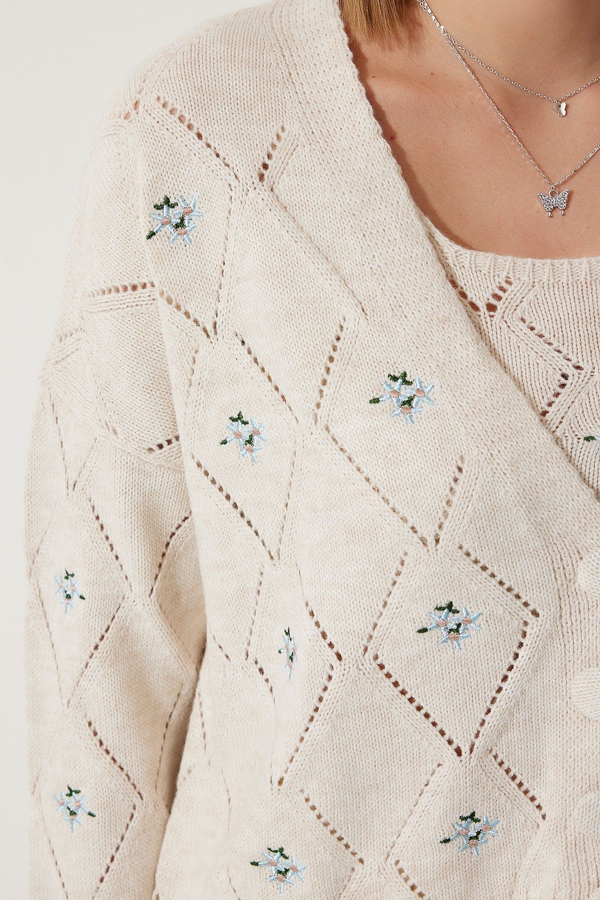 Happiness İstanbul-Cremefarbener, mit Blumen bestickter Cardigan-Strickanzug für Damen MT00046 5