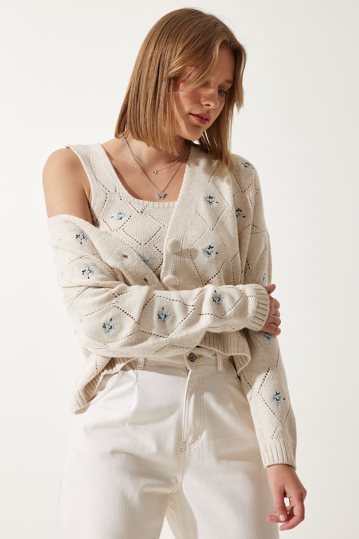 Happiness İstanbul-Cremefarbener, mit Blumen bestickter Cardigan-Strickanzug für Damen MT00046 3