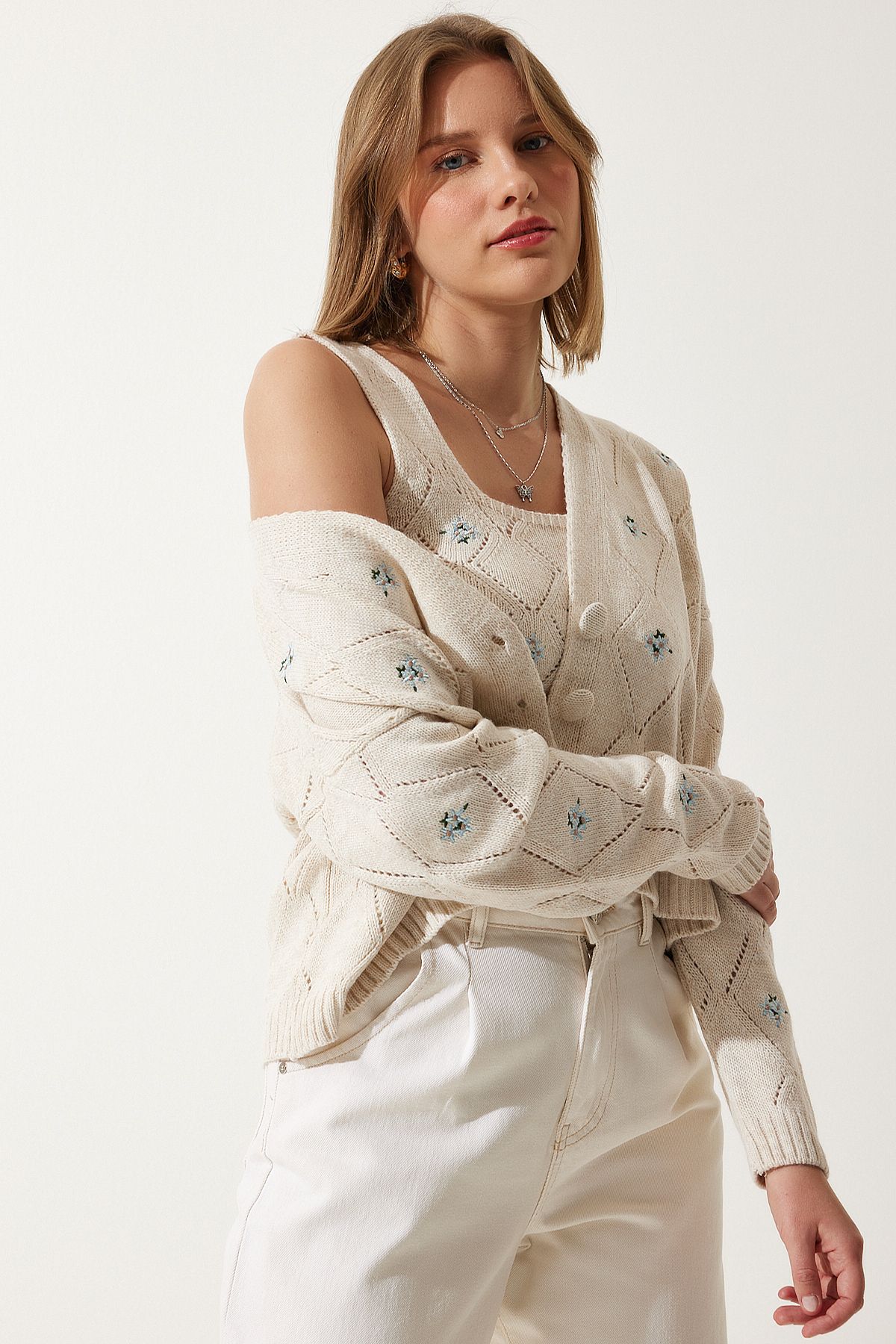 Happiness İstanbul-Cremefarbener, mit Blumen bestickter Cardigan-Strickanzug für Damen MT00046 2