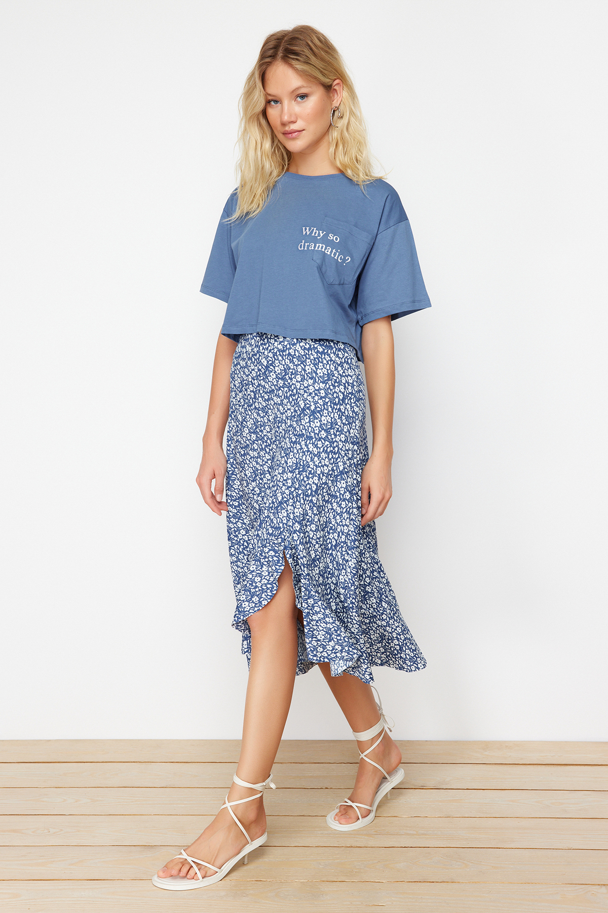 Trendyolmilla  Mavi Baskılı Büzgü Detaylı ve Volanlı Yüksek Bel Midi Esnek Örme Etek TWOSS21ET0029 - Görsel 3