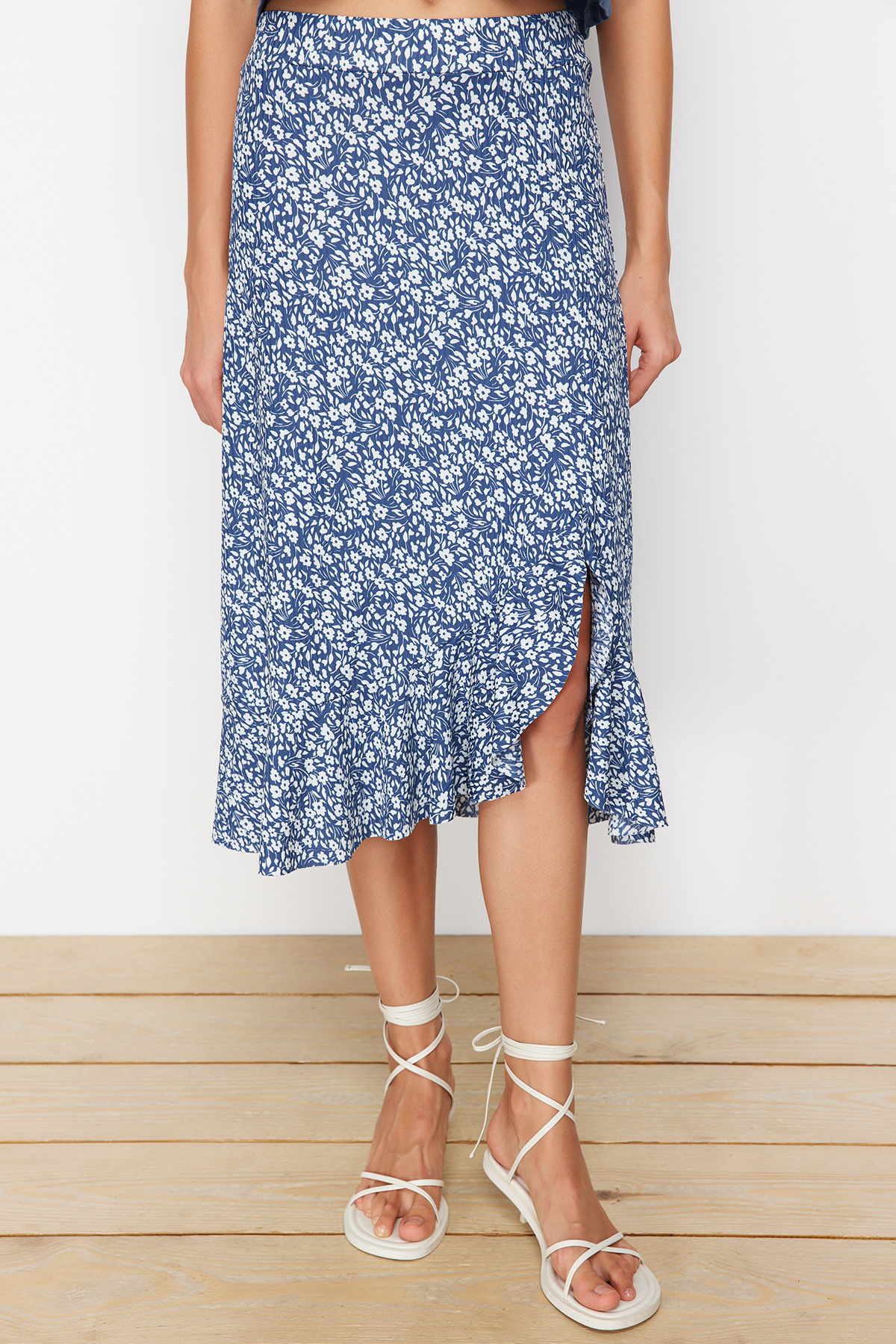 Trendyolmilla  Mavi Baskılı Büzgü Detaylı ve Volanlı Yüksek Bel Midi Esnek Örme Etek TWOSS21ET0029 - Görsel 4