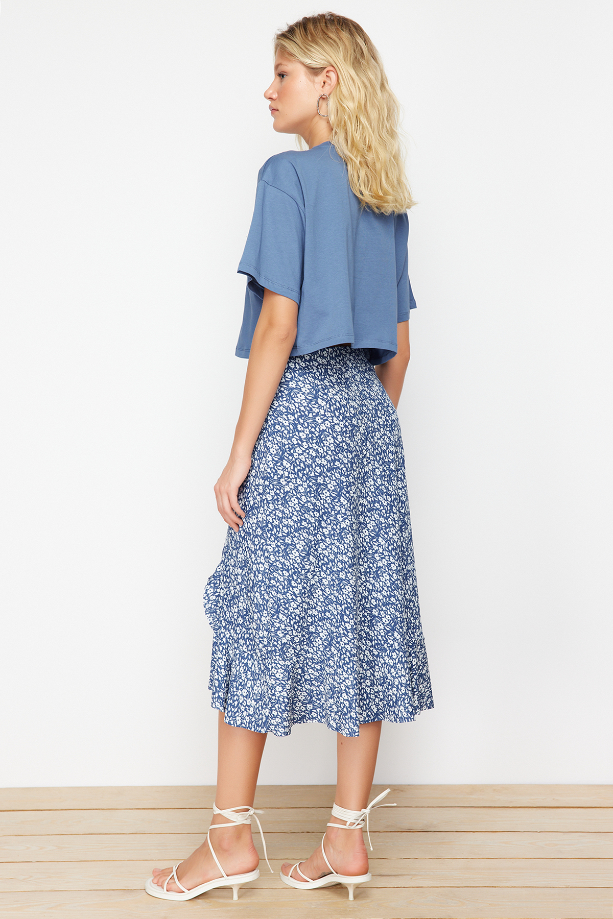 Trendyolmilla  Mavi Baskılı Büzgü Detaylı ve Volanlı Yüksek Bel Midi Esnek Örme Etek TWOSS21ET0029 - Görsel 5