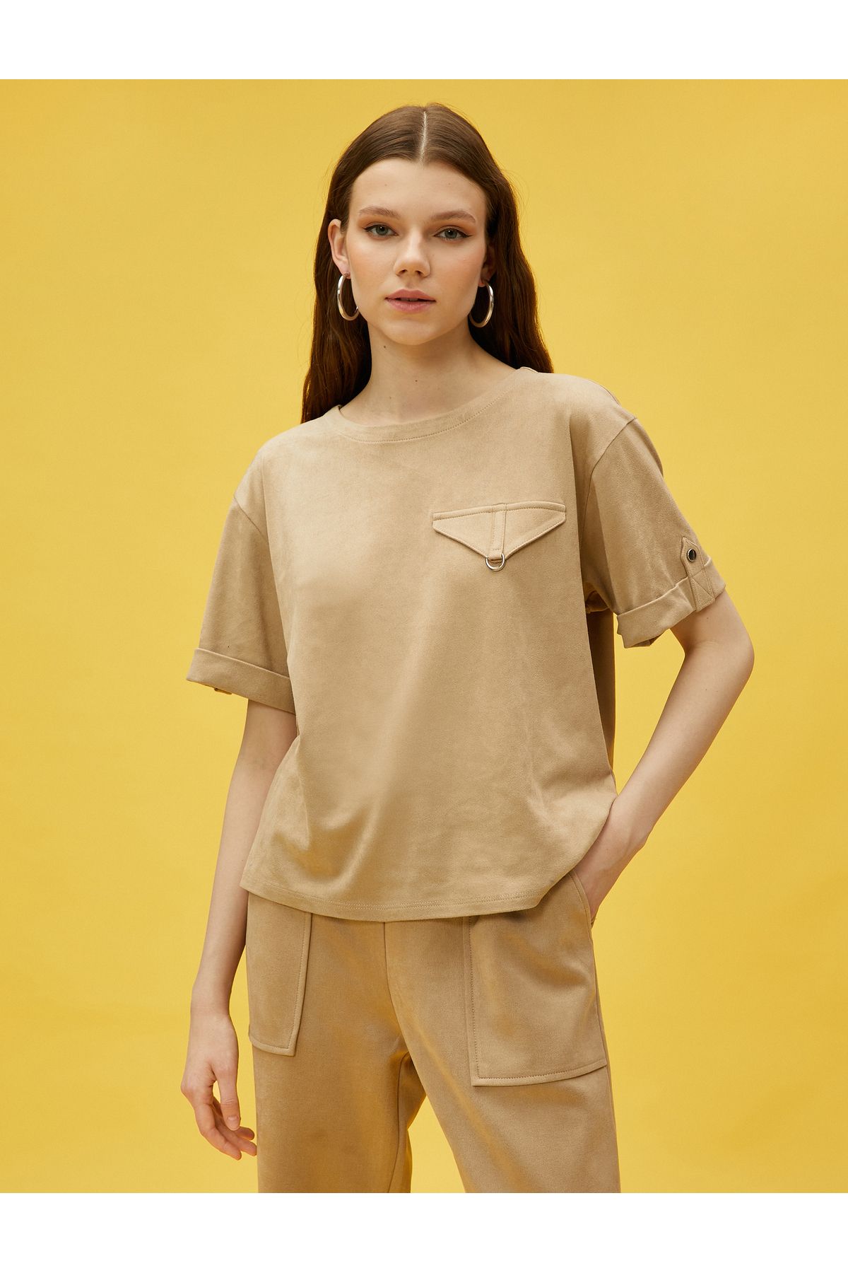 Koton-T-Shirt in Wildlederoptik mit Taschenklappendetail 3