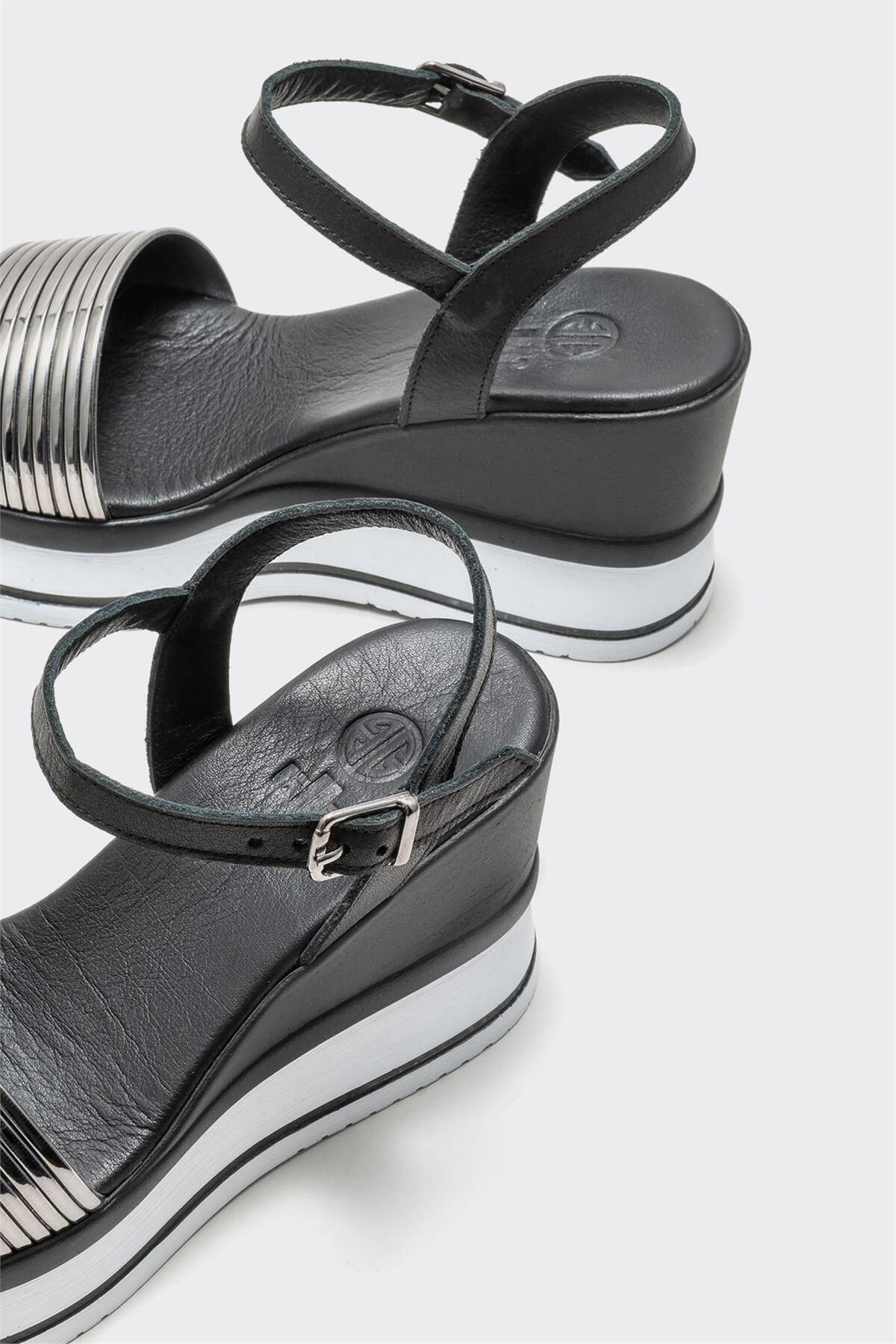Elle Shoes-صندل نسائي بكعب عريض أسود 4
