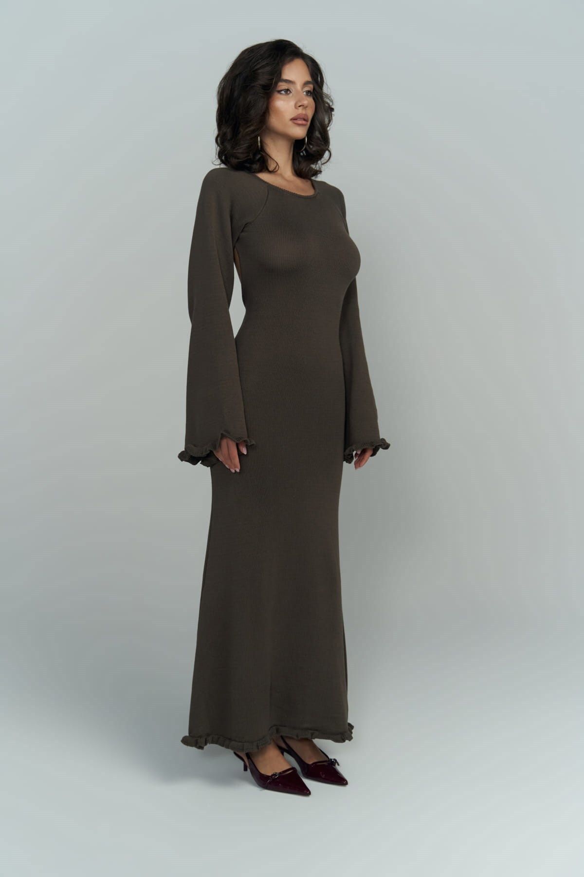 BOHEMAİ-Braunes Strickkleid mit tiefem Ausschnitt von Angela Back 3