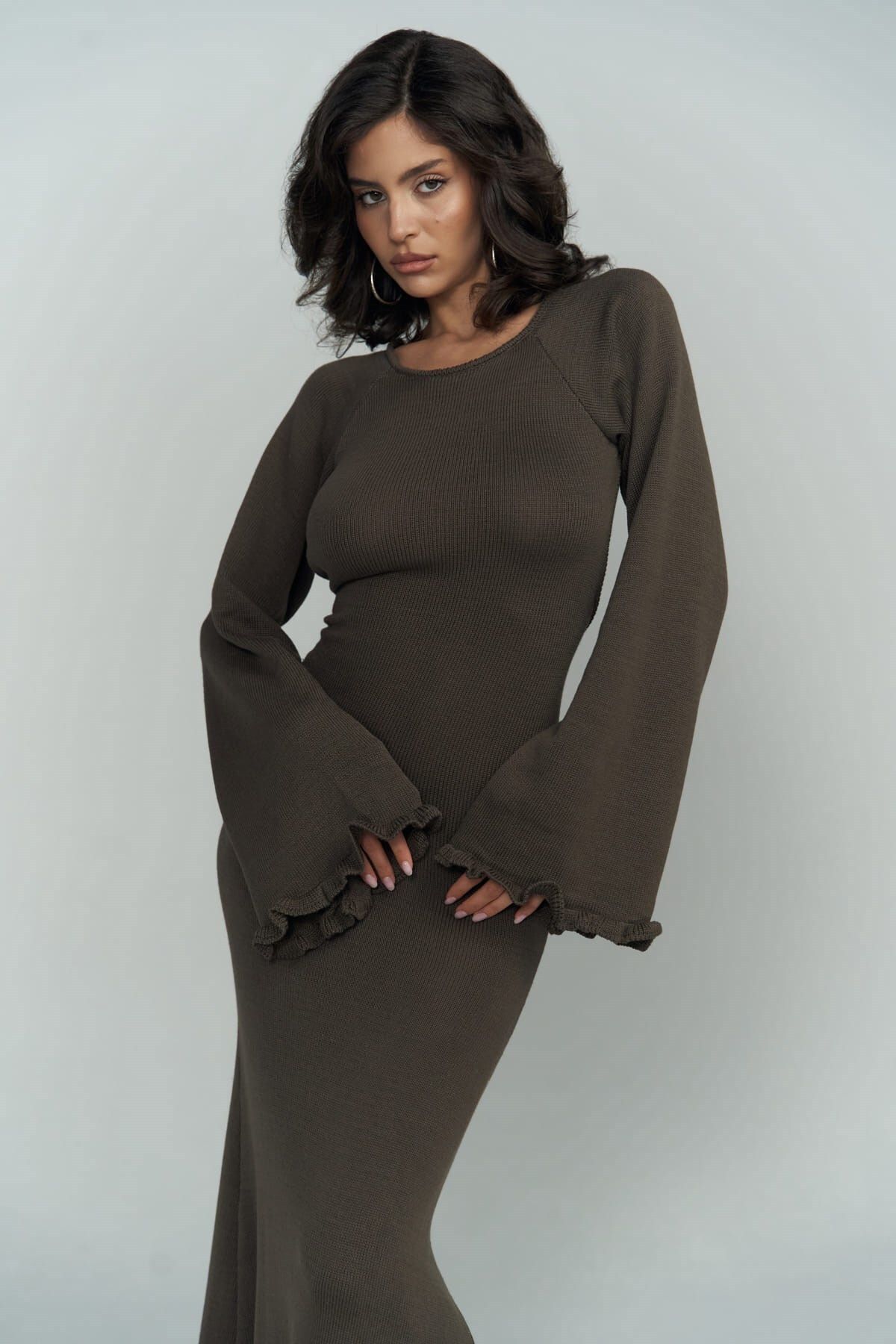 BOHEMAİ-Braunes Strickkleid mit tiefem Ausschnitt von Angela Back 8