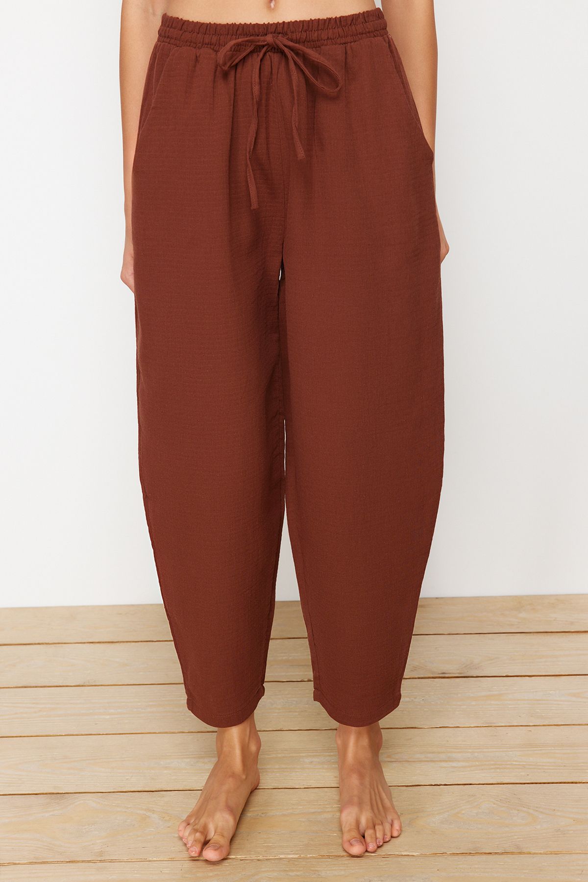 Trendyol Collection-Braune Hose aus gewebtem Musselin, 100 % Baumwolle TBESS24PL00005 4