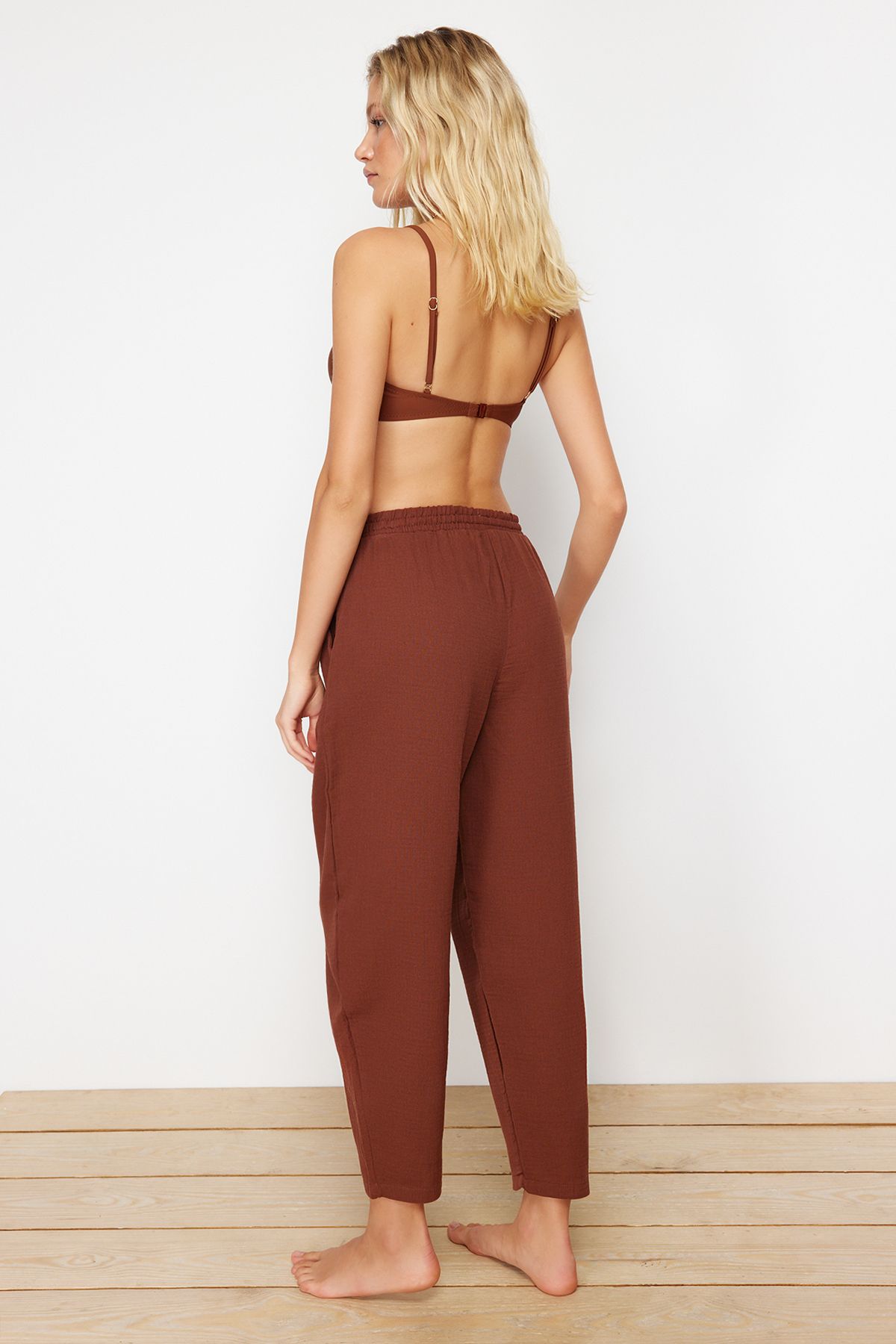 Trendyol Collection-Braune Hose aus gewebtem Musselin, 100 % Baumwolle TBESS24PL00005 6