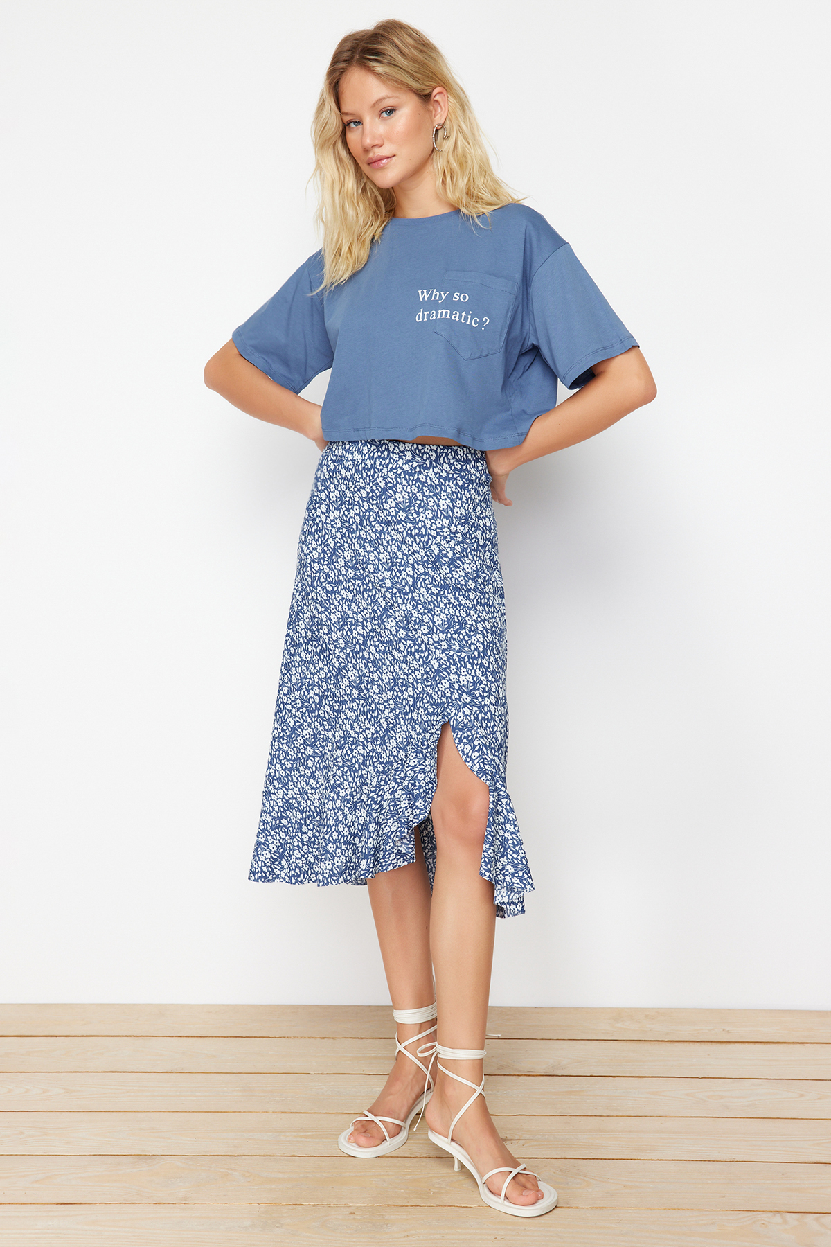 Trendyolmilla  Mavi Baskılı Büzgü Detaylı ve Volanlı Yüksek Bel Midi Esnek Örme Etek TWOSS21ET0029