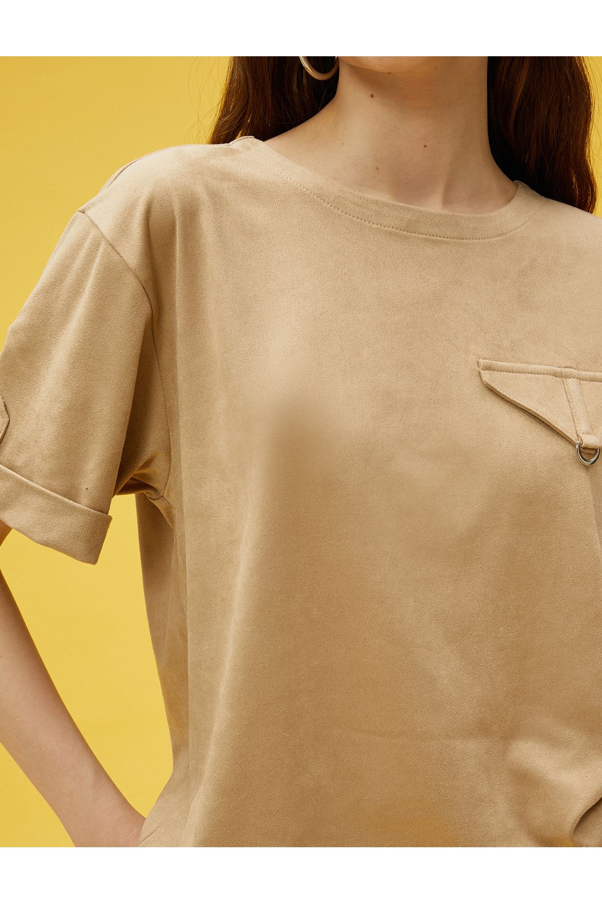 Koton-T-Shirt in Wildlederoptik mit Taschenklappendetail 5