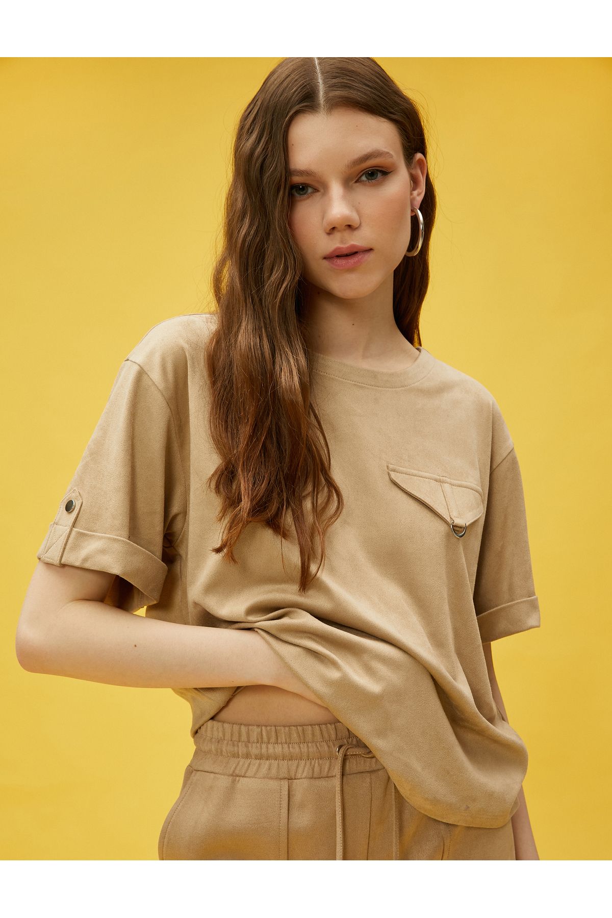 Koton-T-Shirt in Wildlederoptik mit Taschenklappendetail 2