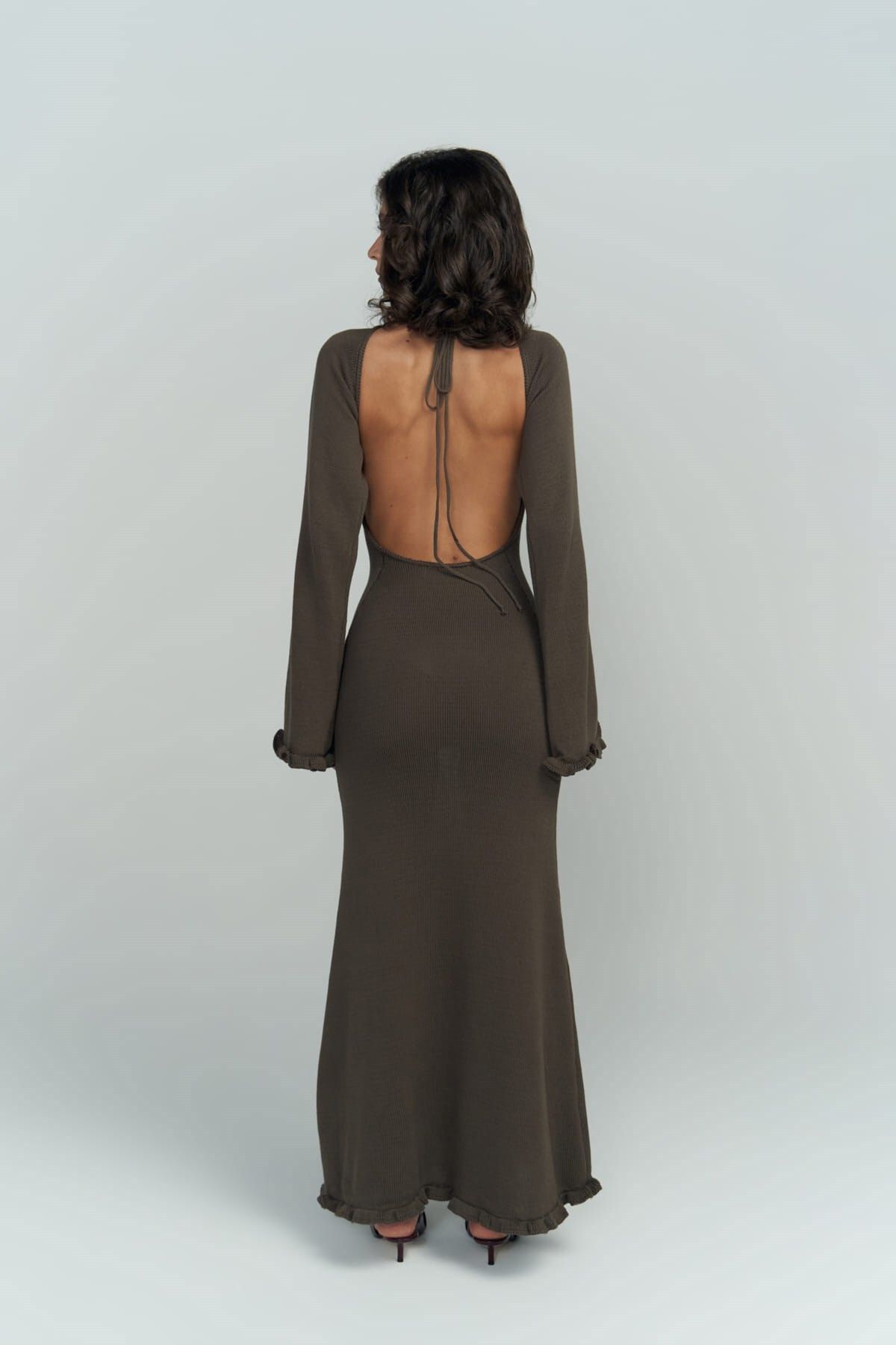 BOHEMAİ-Braunes Strickkleid mit tiefem Ausschnitt von Angela Back 4