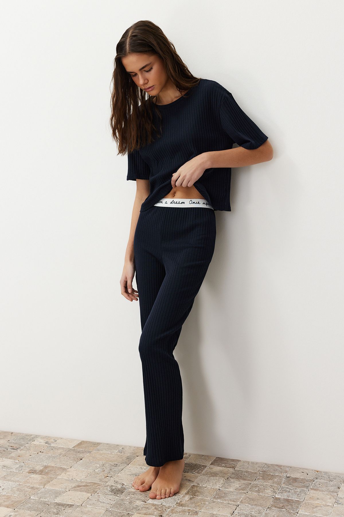 Trendyol Collection-Σετ πιτζάμες κοτλέ - Μπλε μπλουζάκι, μπλουζάκι και παντελόνι με στάμπα με σύνθημα THMSS21PT1016 1