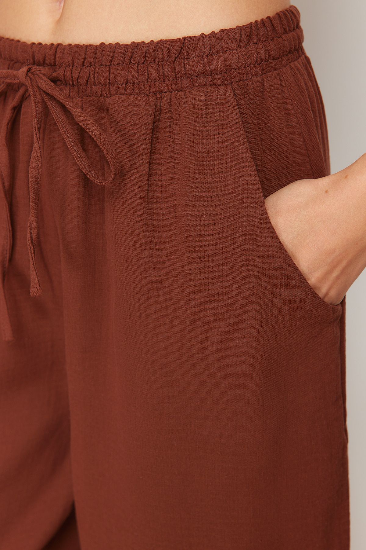 Trendyol Collection-Braune Hose aus gewebtem Musselin, 100 % Baumwolle TBESS24PL00005 5