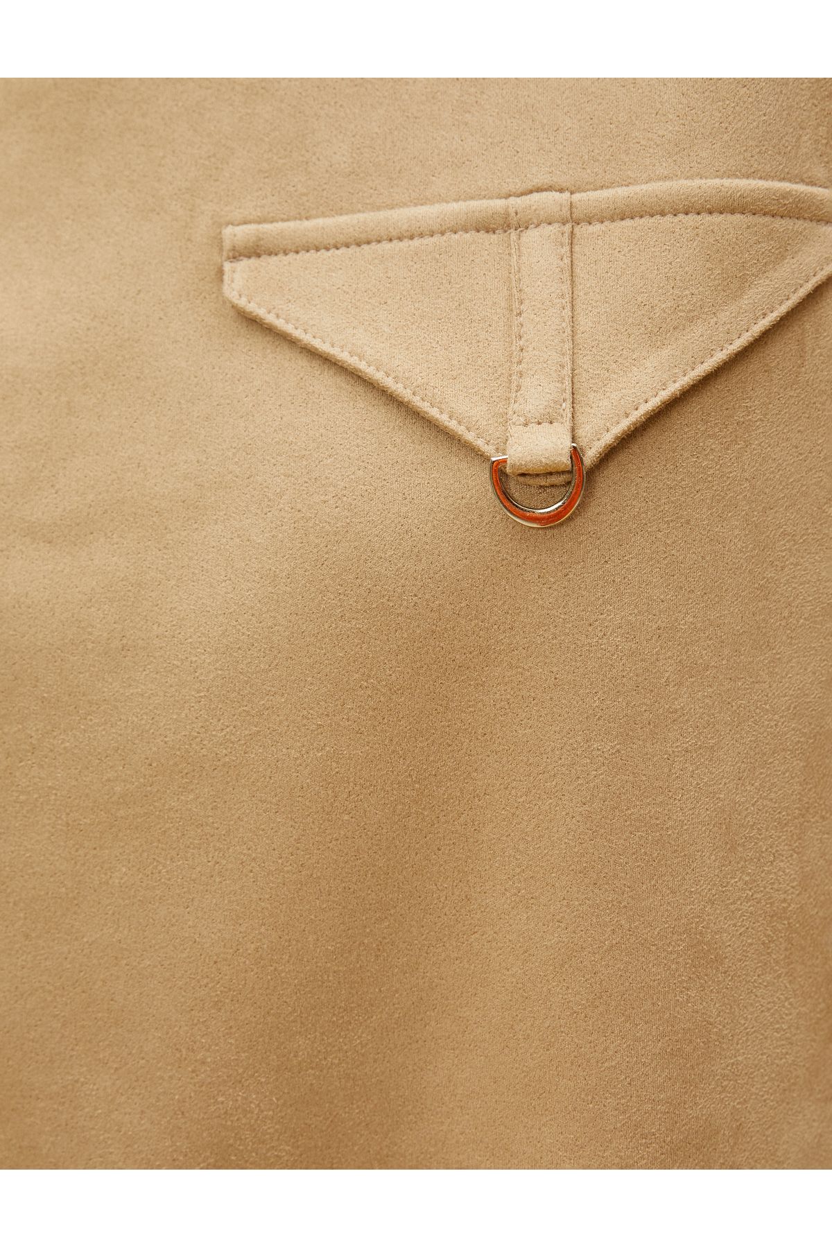 Koton-T-Shirt in Wildlederoptik mit Taschenklappendetail 6