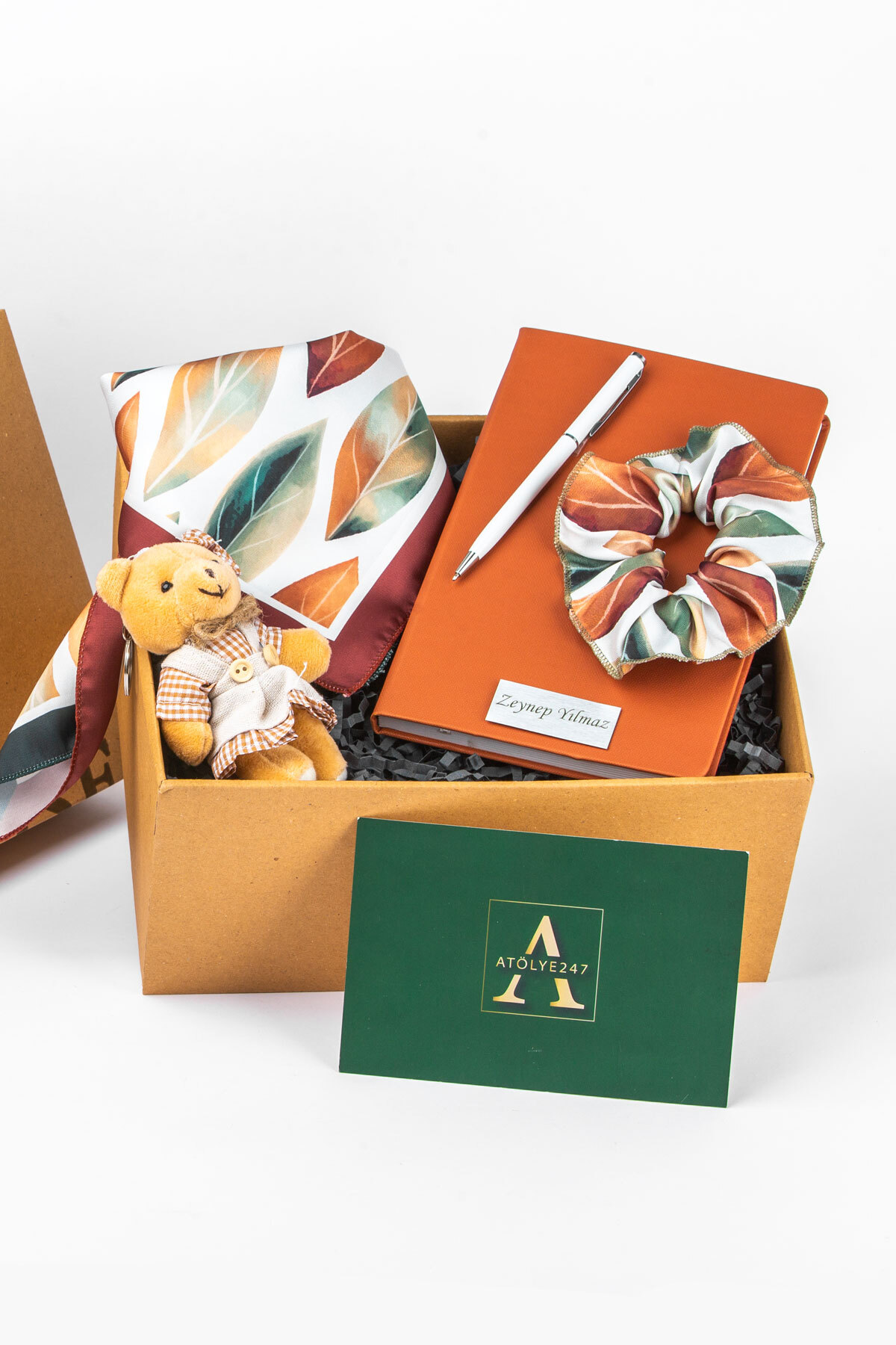 ATÖLYE247 Kişiye Özel Kahverengi Defter Tükenmez Kalem Yaprak Desenli Fular Toka Ayıcık Anahtarlık Hediye Seti