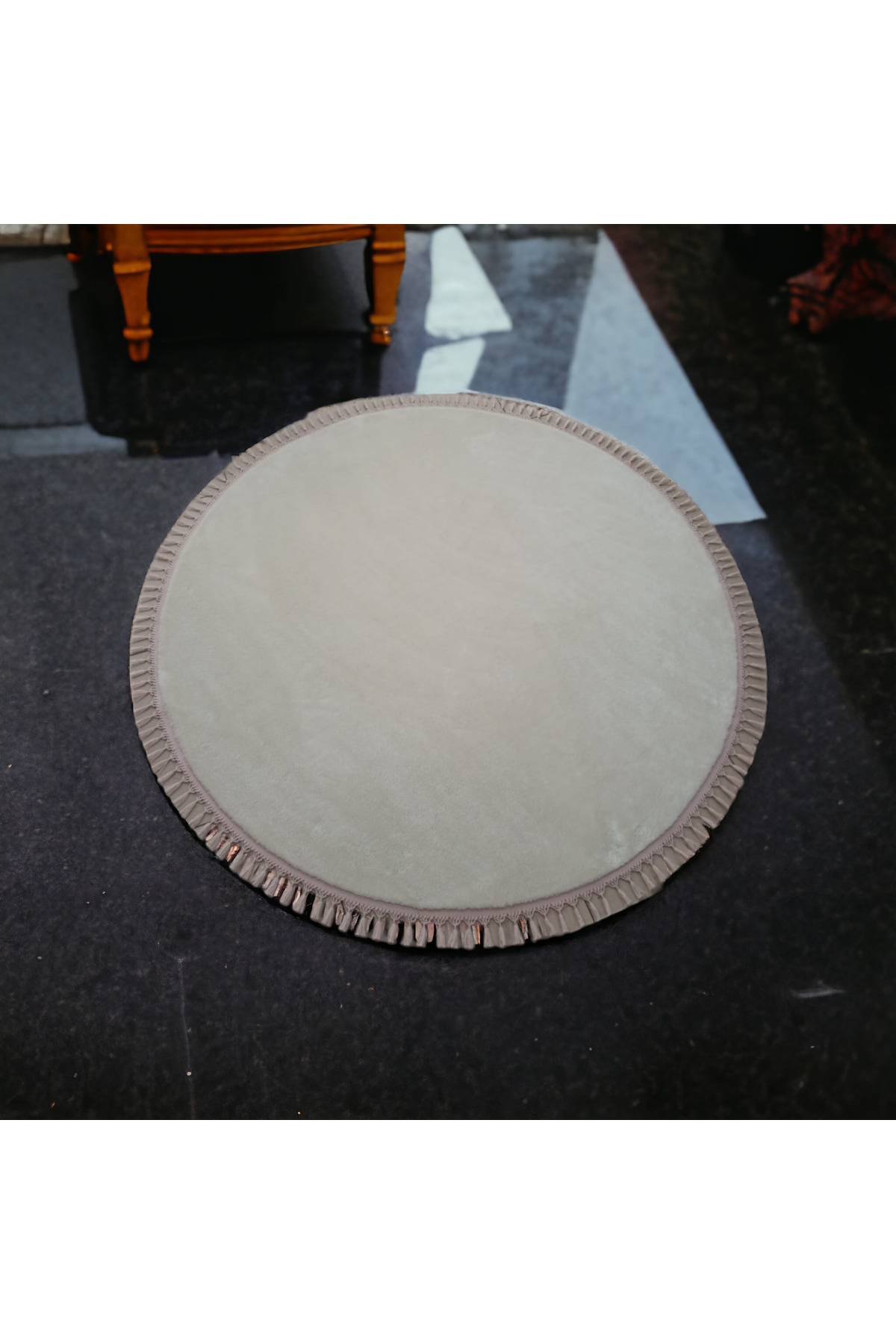 Round plush carpet with knitted fringe