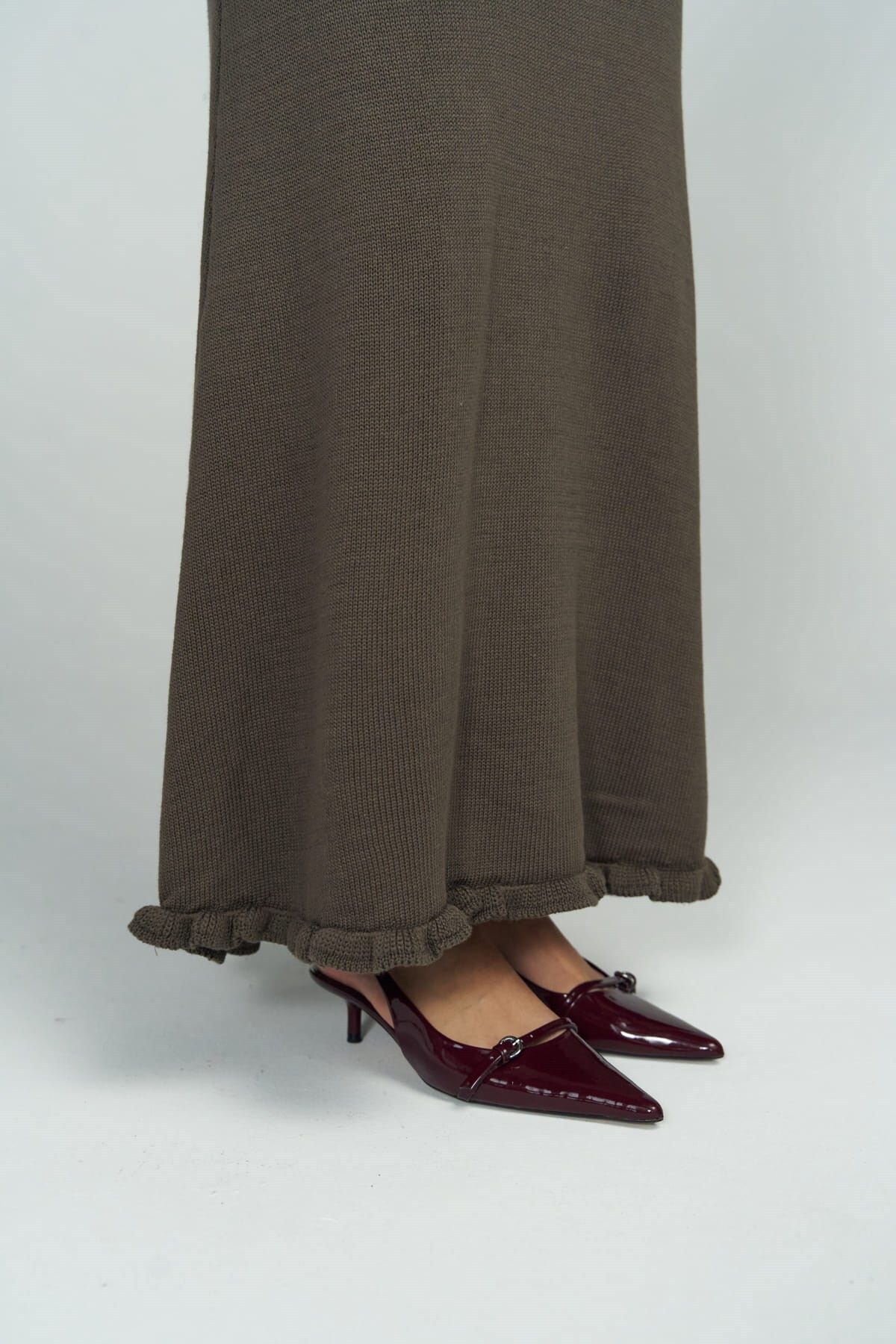 BOHEMAİ-Braunes Strickkleid mit tiefem Ausschnitt von Angela Back 7