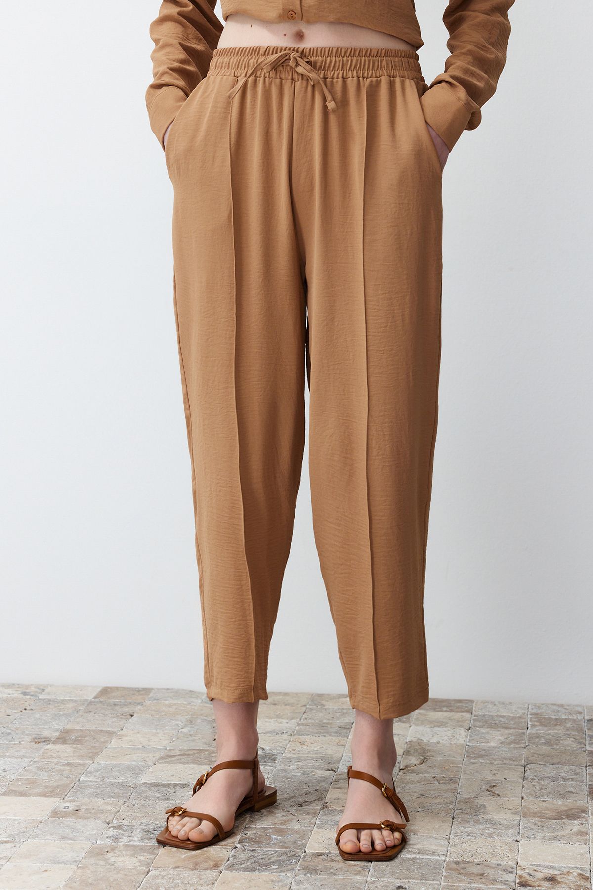Trendyol Collection-Aerobin szőtt ing és nadrág szett - Camel TWOSS24AU00038 4