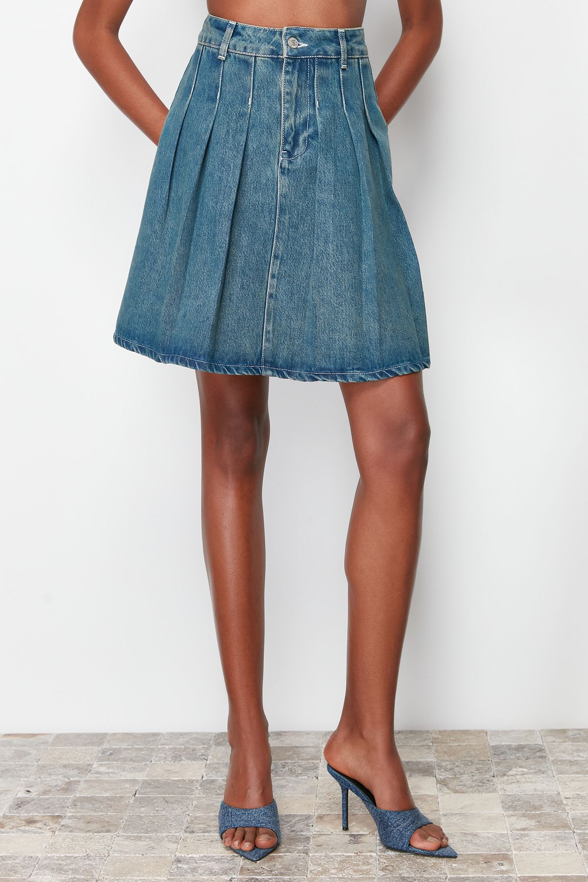 Trendyol Collection-Fusta mini din denim cu talie înaltă plisată albastră TWOSS24ET00200 4