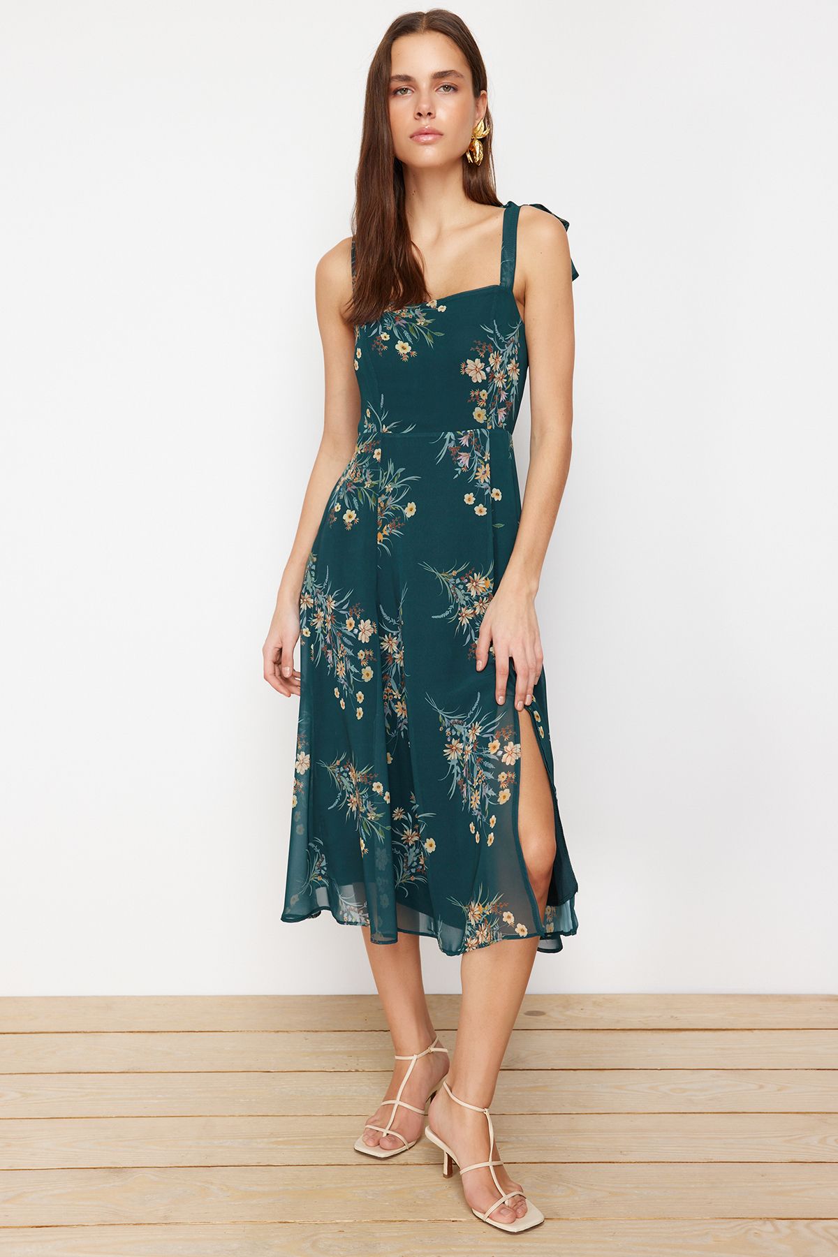 Trendyol Collection Zöld virágos, A-vonalú hasított hátú Gipe Detail Sifonnal bélelt Midi szőtt ruha TWOSS24EL00699