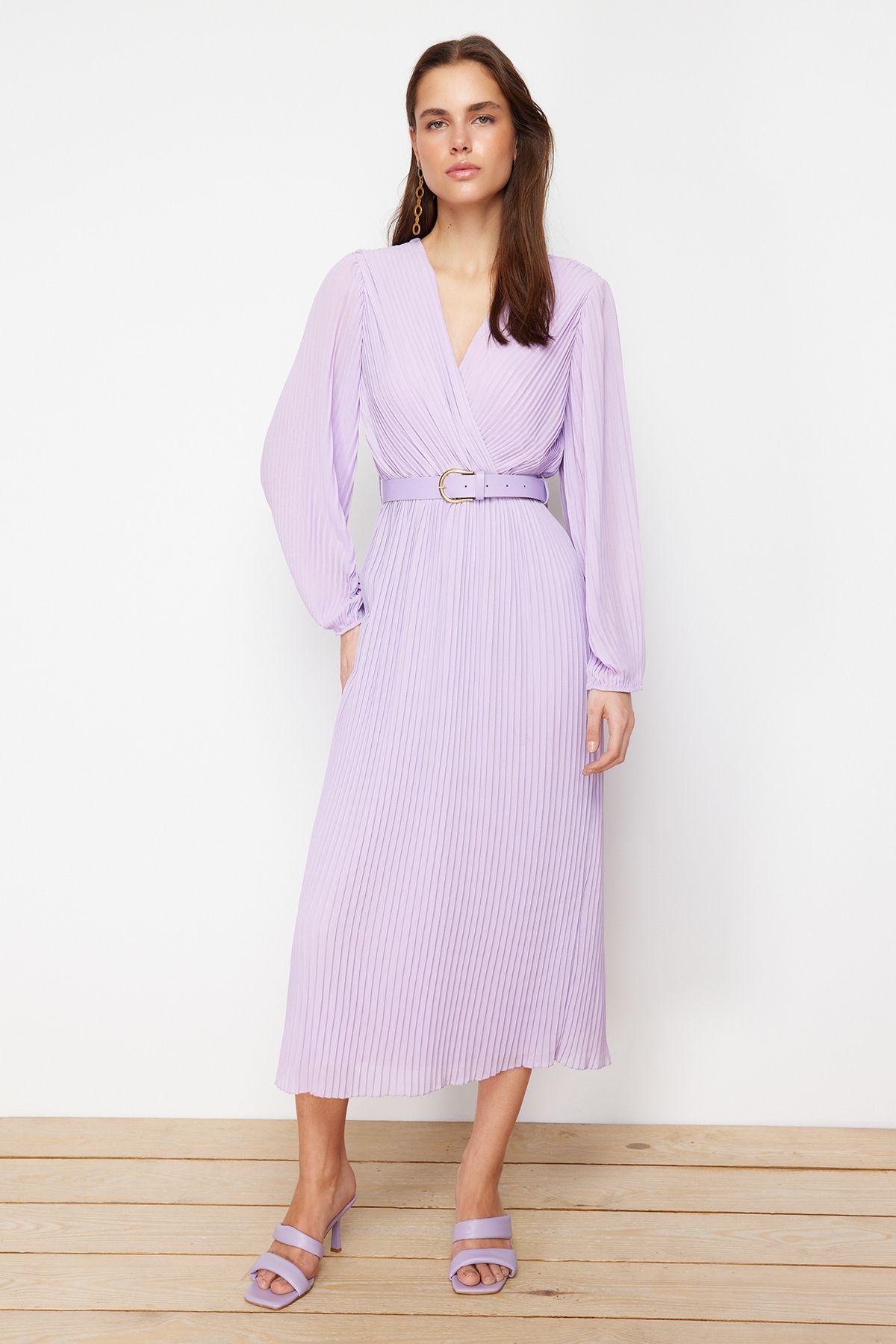 Trendyol Collection-Lila A-Linien-Maxikleid aus gewebtem Chiffon mit Plissierung und Futter, mit Gürtel TWOAW24EL00471 3