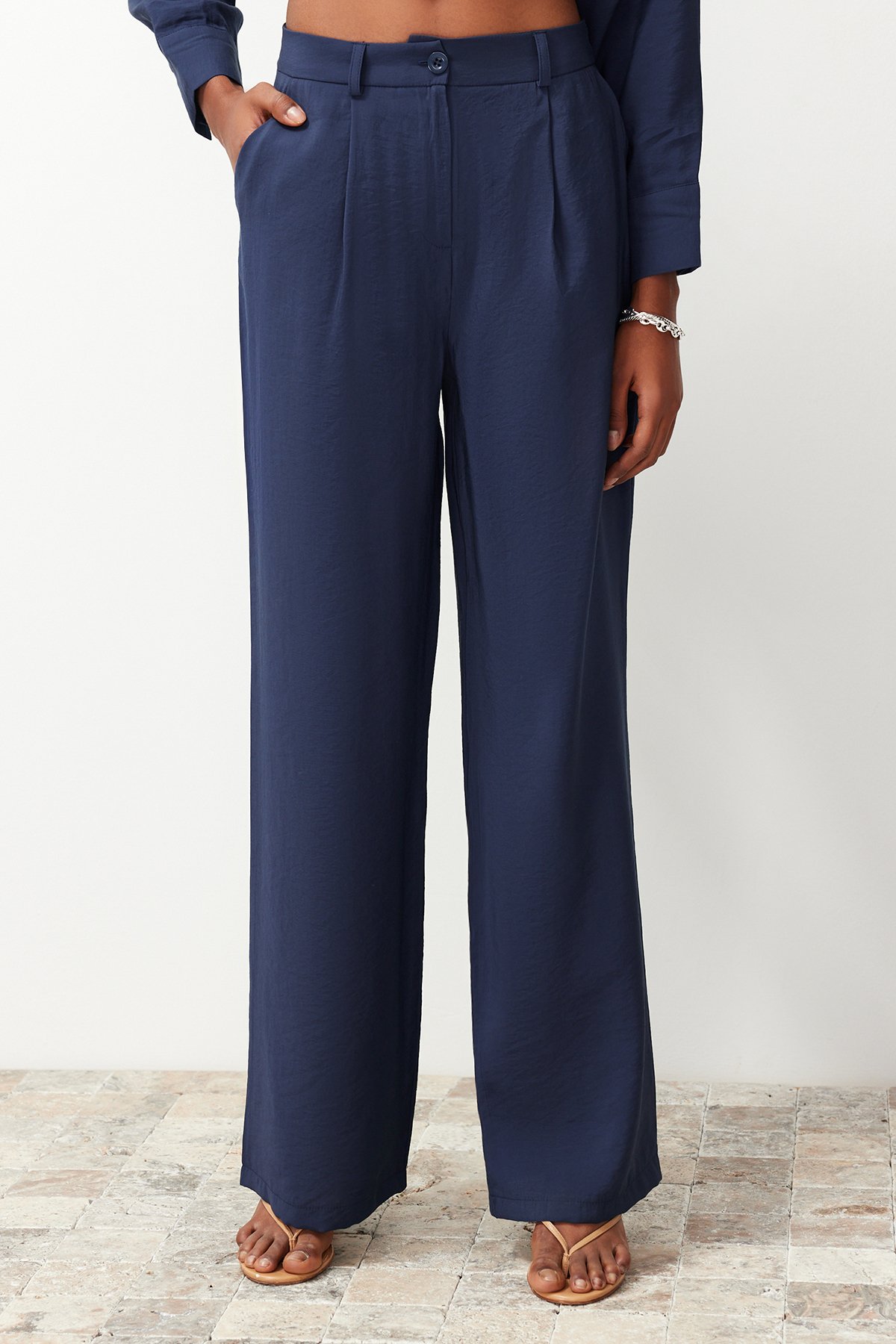 Trendyolmilla  Lacivert Modal Karışımlı Dokuma Gömlek-Pantolon Takım TWOSS24AU00018 - Görsel 5