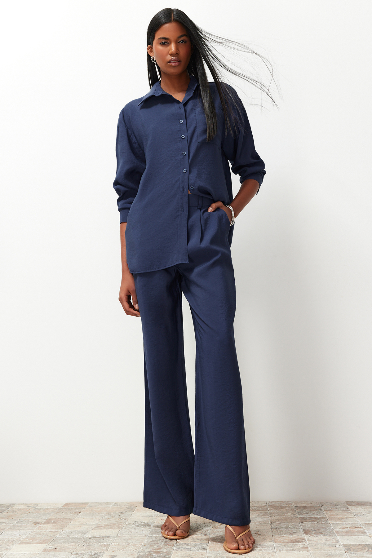 Trendyolmilla  Lacivert Modal Karışımlı Dokuma Gömlek-Pantolon Takım TWOSS24AU00018 - Görsel 2