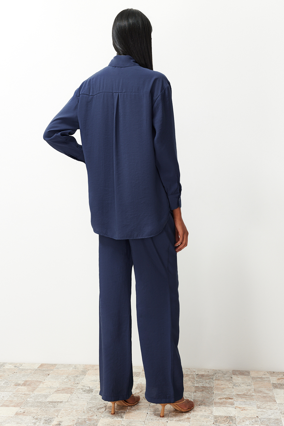 Trendyolmilla  Lacivert Modal Karışımlı Dokuma Gömlek-Pantolon Takım TWOSS24AU00018 - Görsel 6