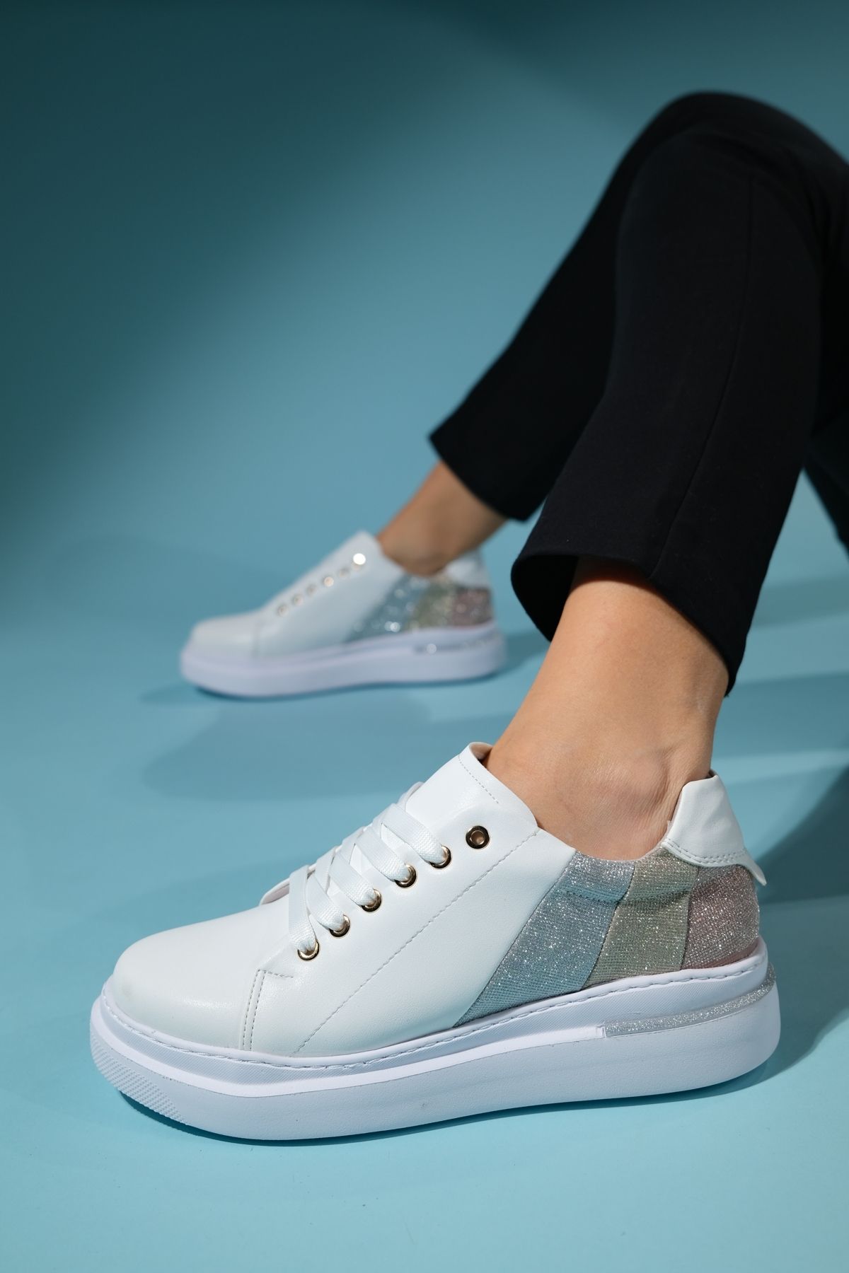 اسنیکر چند رنگ زنانه کفش ورزشی سبک نقره ای سفید luvishoes
