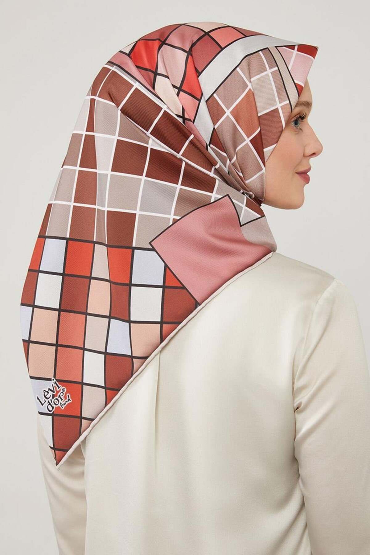 روسری قرمز روند بررسی با Twill الگوی Levidor