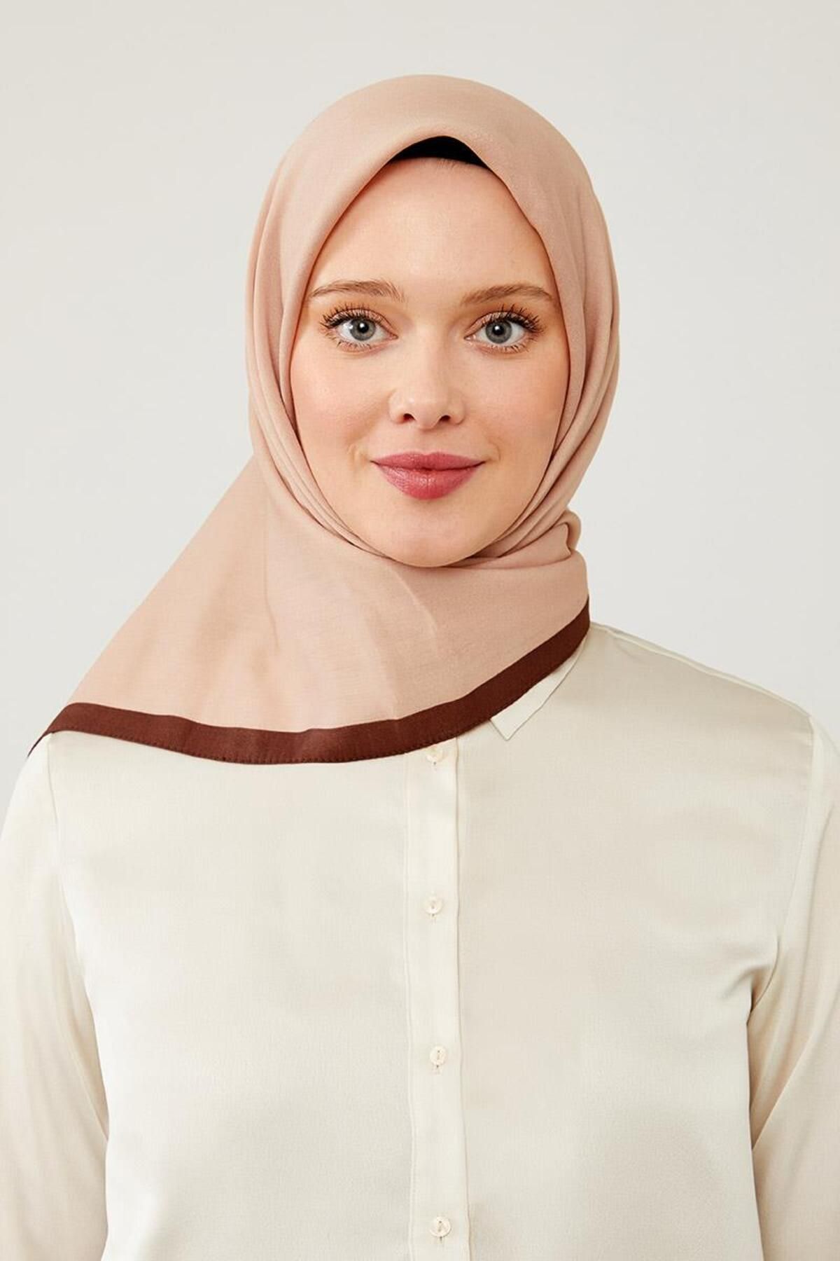 روسری چند رنگ قطعات قهوه ای prag asarp Levidor