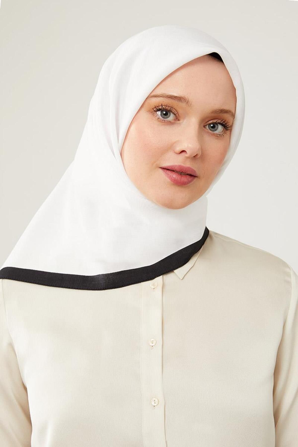 روسری سفید پراگ با Biye Levidor