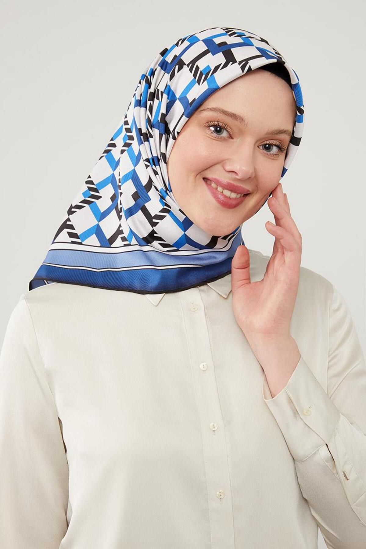 روسری آبی Twill Trend Trendgle Triangle Saks Levidor
