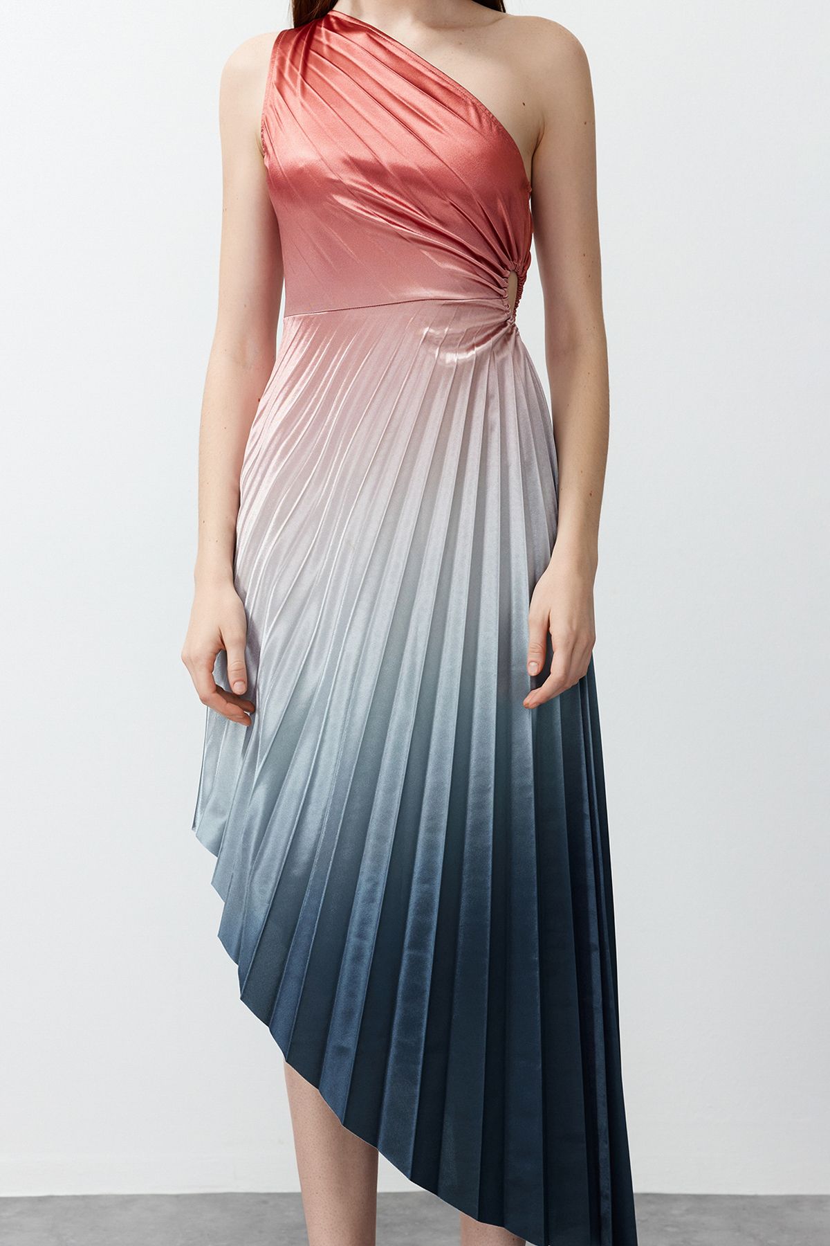 Trendyol Collection-Rochie de seara din satin eleganta cu pliuri asimetrice - Rochie tricotata colorata TPRSS23EL00557 4