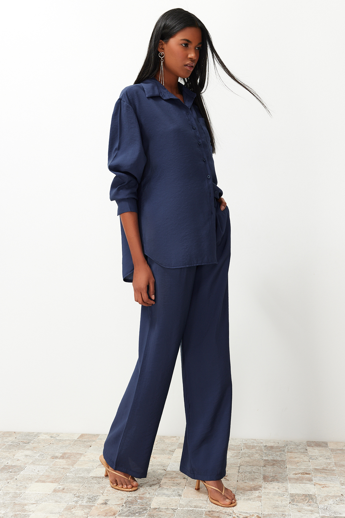 Trendyolmilla  Lacivert Modal Karışımlı Dokuma Gömlek-Pantolon Takım TWOSS24AU00018 - Görsel 3