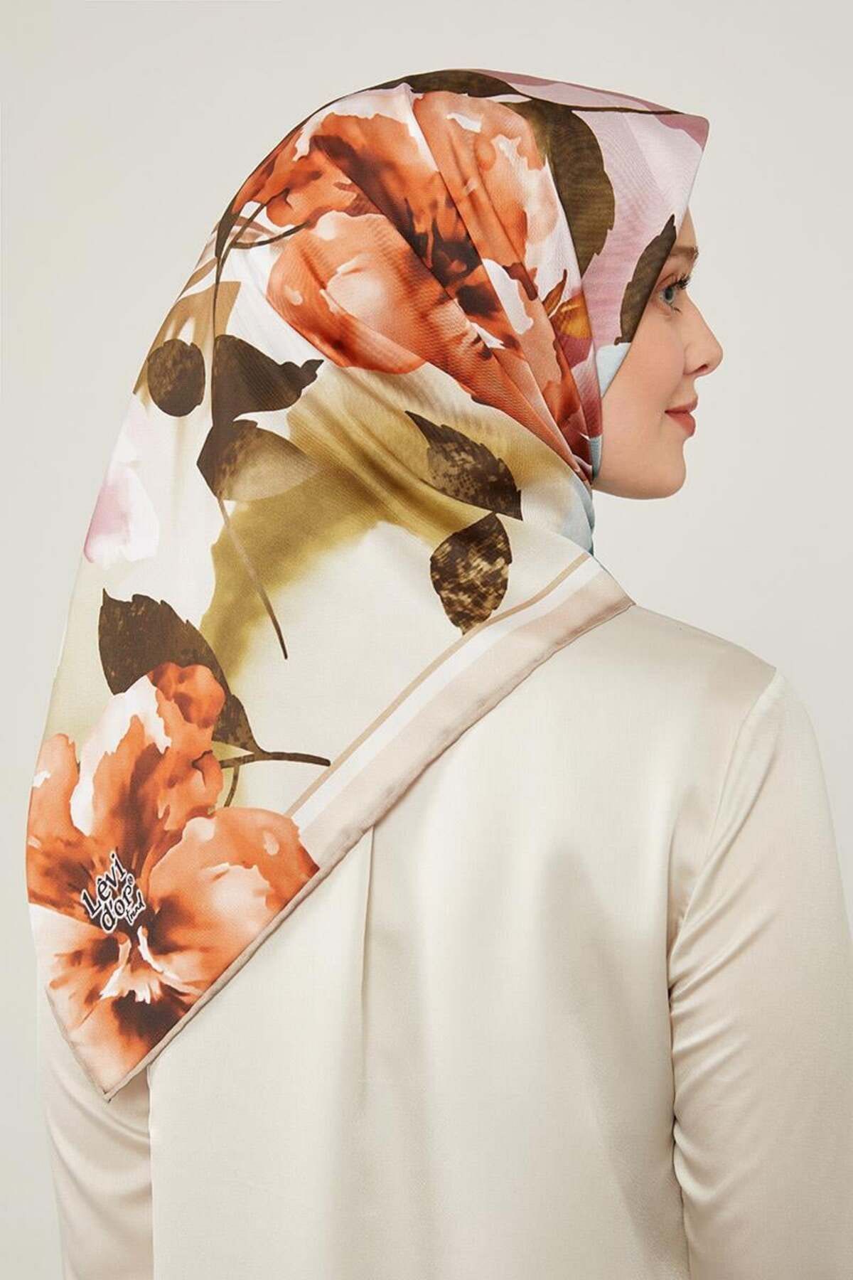 روسری نود Twill Trend الگوی گل کرم Levidor