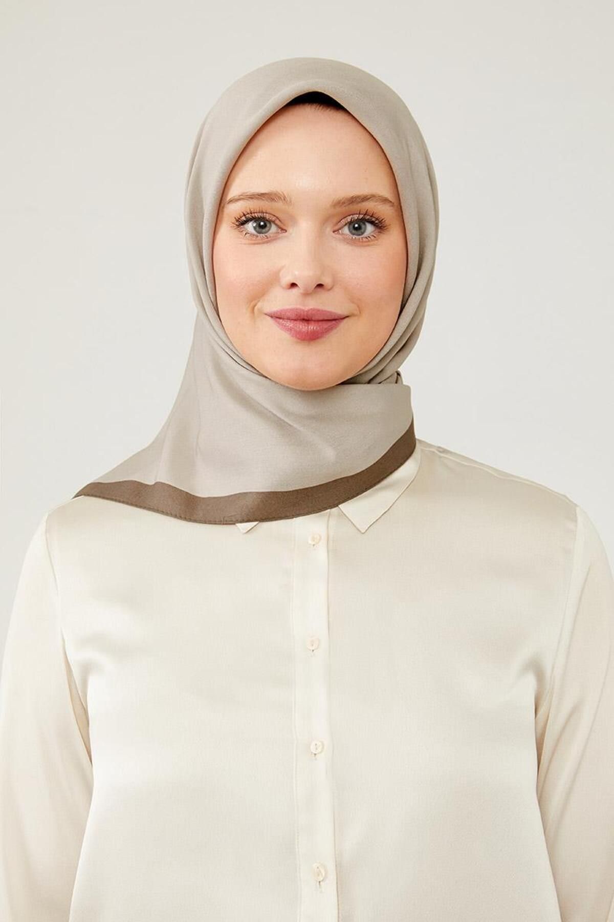 Levidor-A.vizon Piping Color Transitional Prague Scarf 3