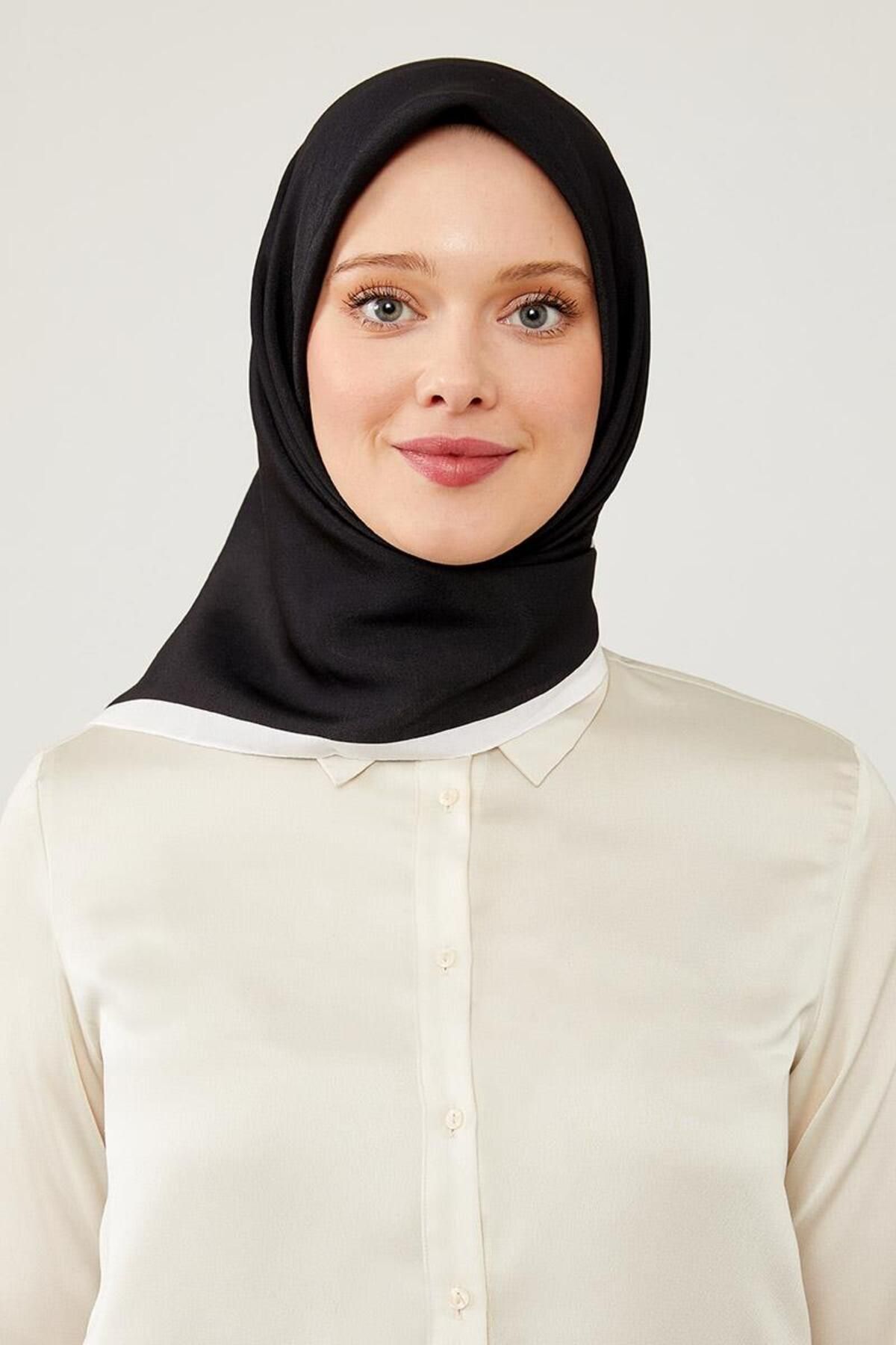 روسری سفید پراگ با نبرد سیاه و Levidor