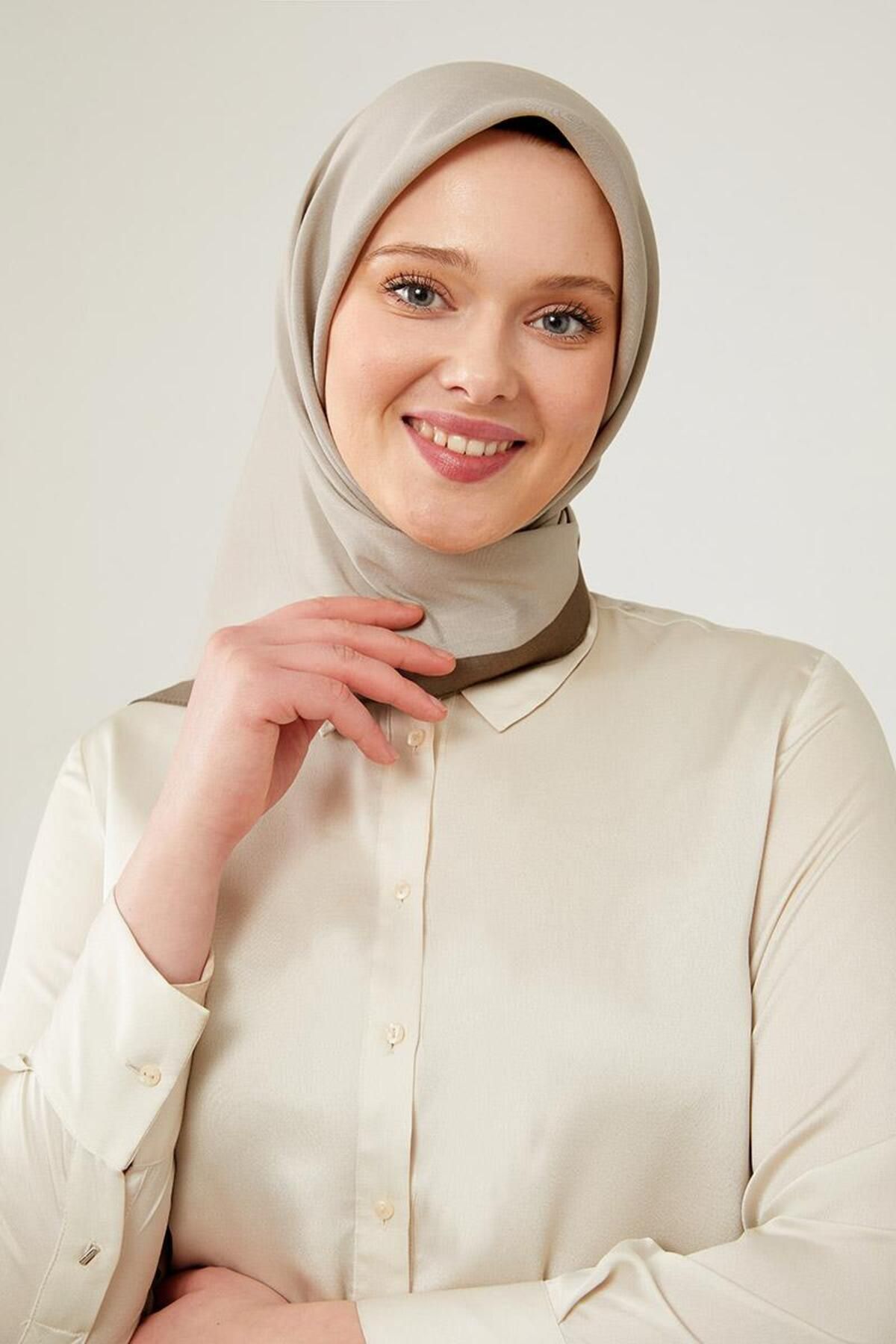 Levidor-A.vizon Piping Color Transitional Prague Scarf 2