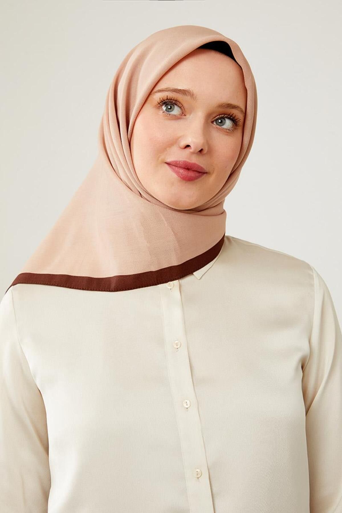 روسری چند رنگ قطعات قهوه ای prag asarp Levidor